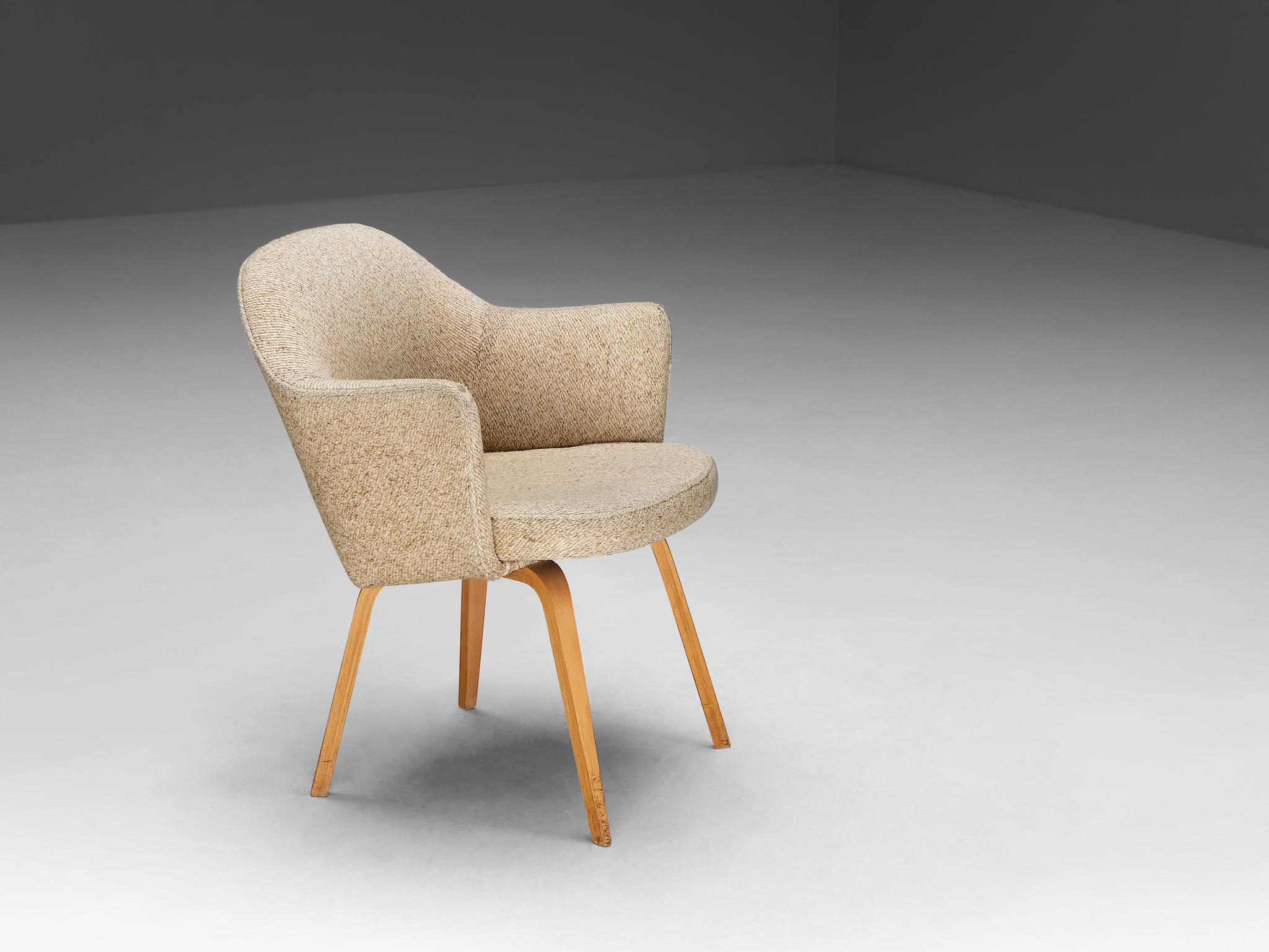 Mid-Century Modern Eero Saarinen for Knoll 'Executive' Armchair in Beige Creme Fabric and Oak  For Sale