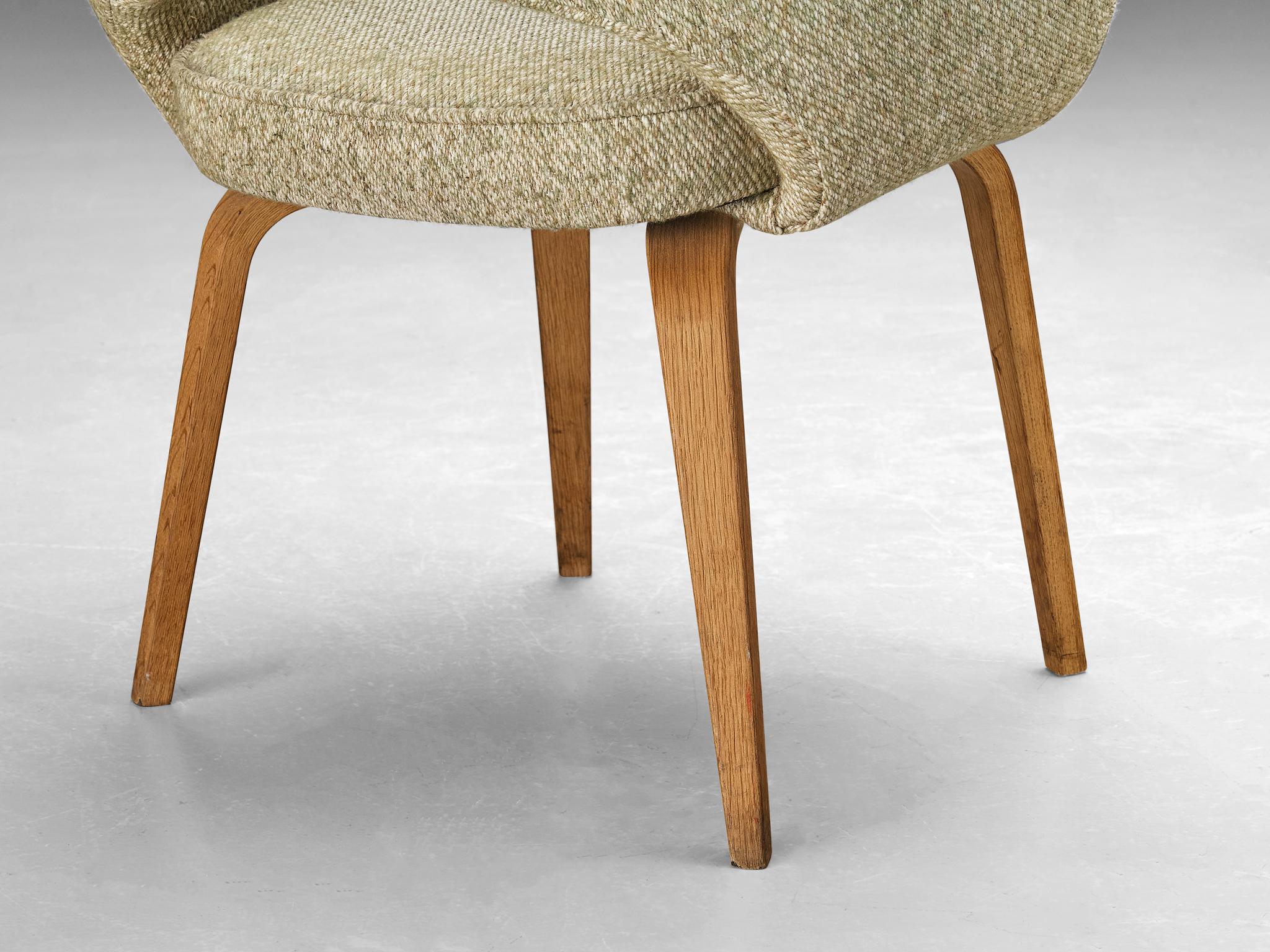 American Eero Saarinen for Knoll 'Executive' Armchair in Beige Creme Fabric and Oak  For Sale