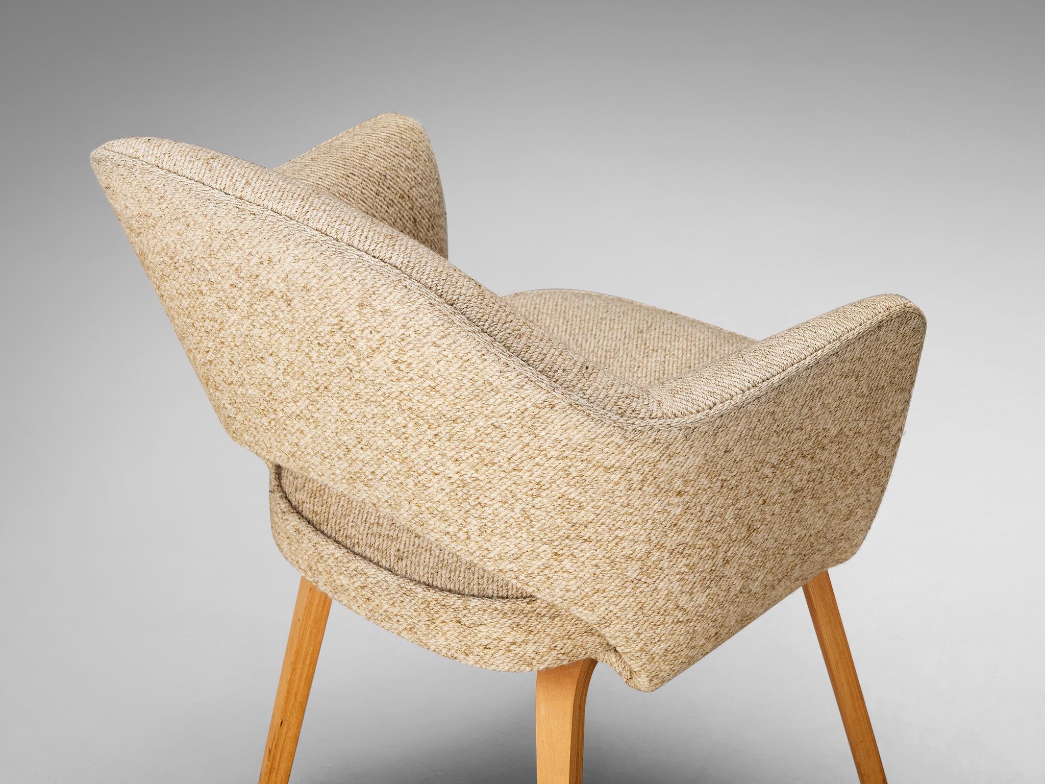 American Eero Saarinen for Knoll 'Executive' Armchair in Beige Creme Fabric and Oak  For Sale