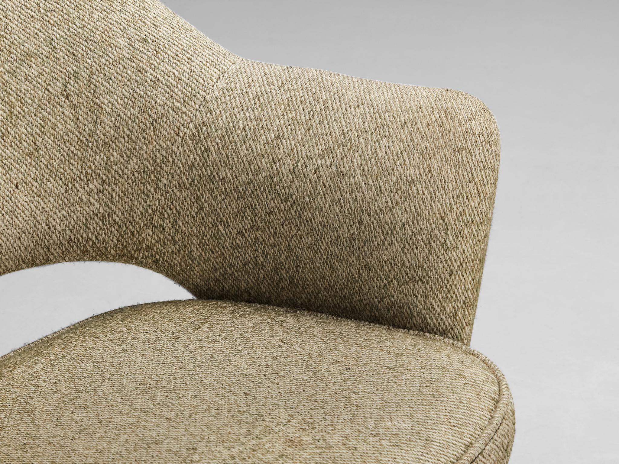 Eero Saarinen für Knoll: Sessel „Executive“ aus beigem cremefarbenem Kreme-Stoff und Eiche  (Mitte des 20. Jahrhunderts) im Angebot