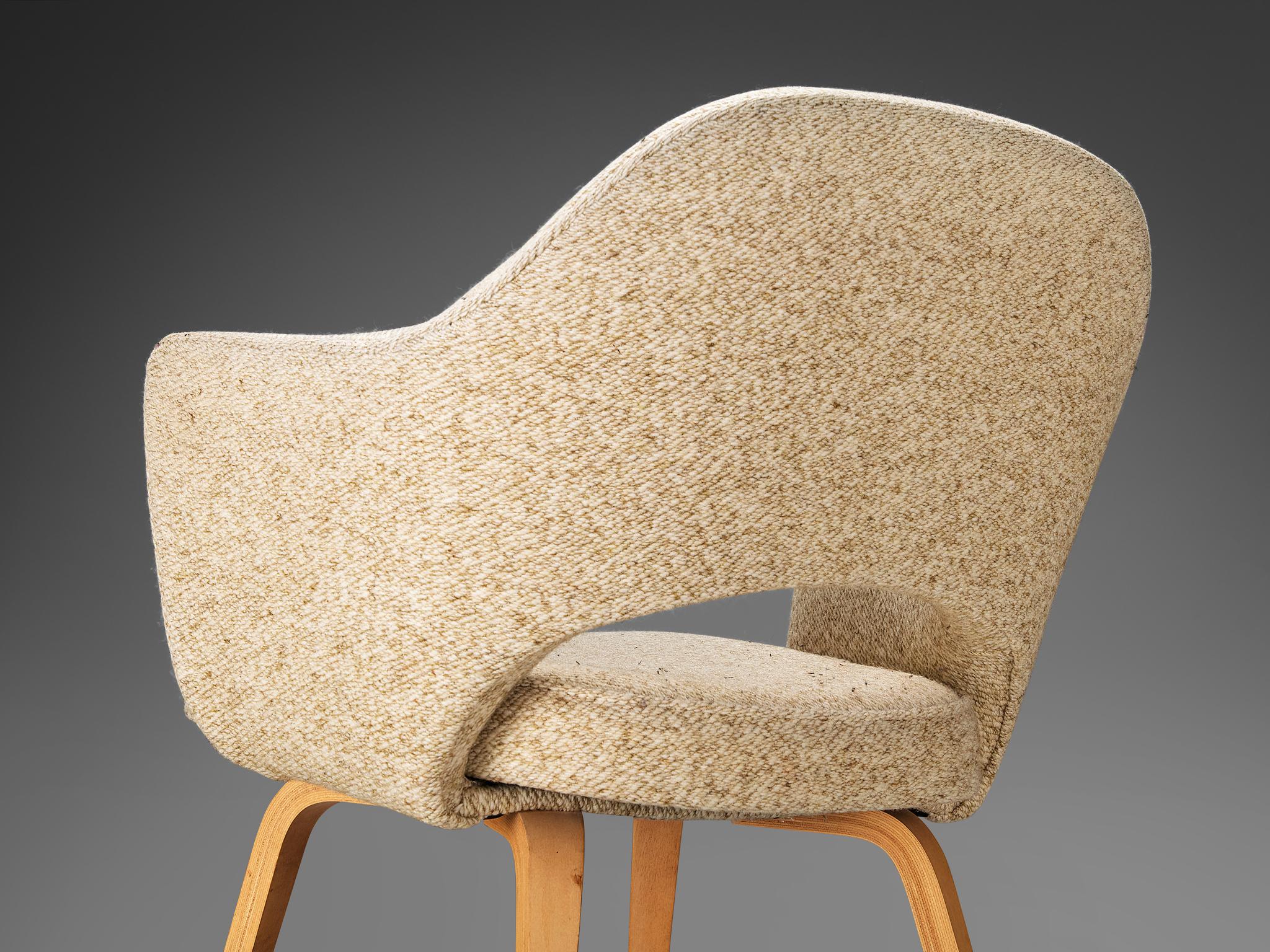 Eero Saarinen für Knoll: Sessel „Executive“ aus beigem cremefarbenem Kreme-Stoff und Eiche  (Mitte des 20. Jahrhunderts) im Angebot