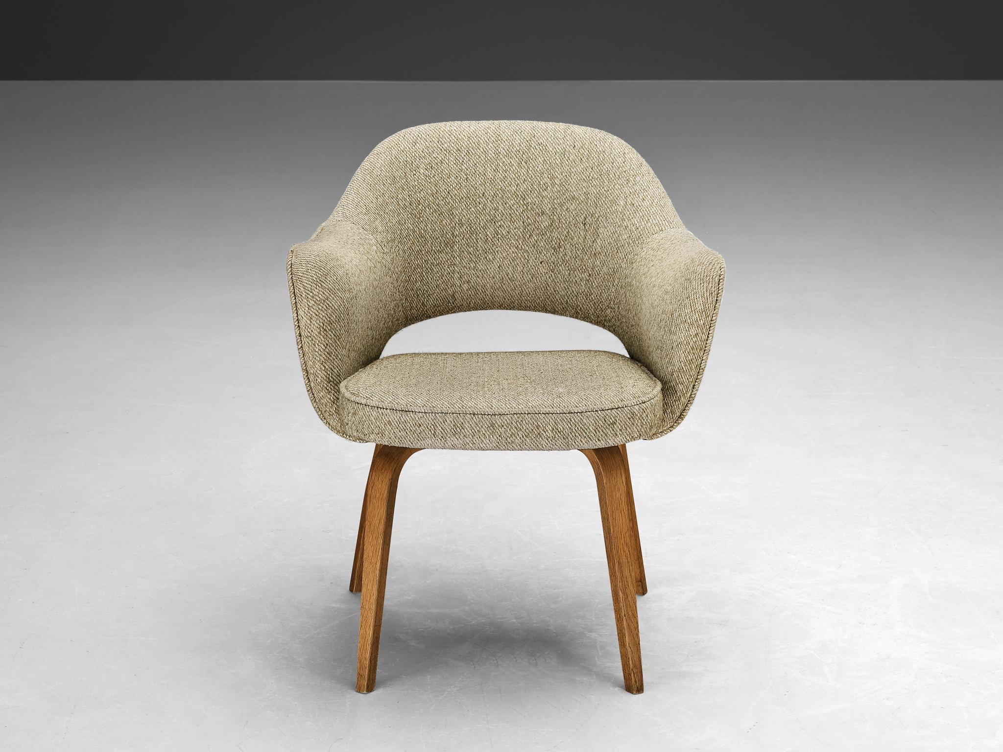 Eero Saarinen für Knoll: Sessel „Executive“ aus beigem cremefarbenem Kreme-Stoff und Eiche  im Angebot 1