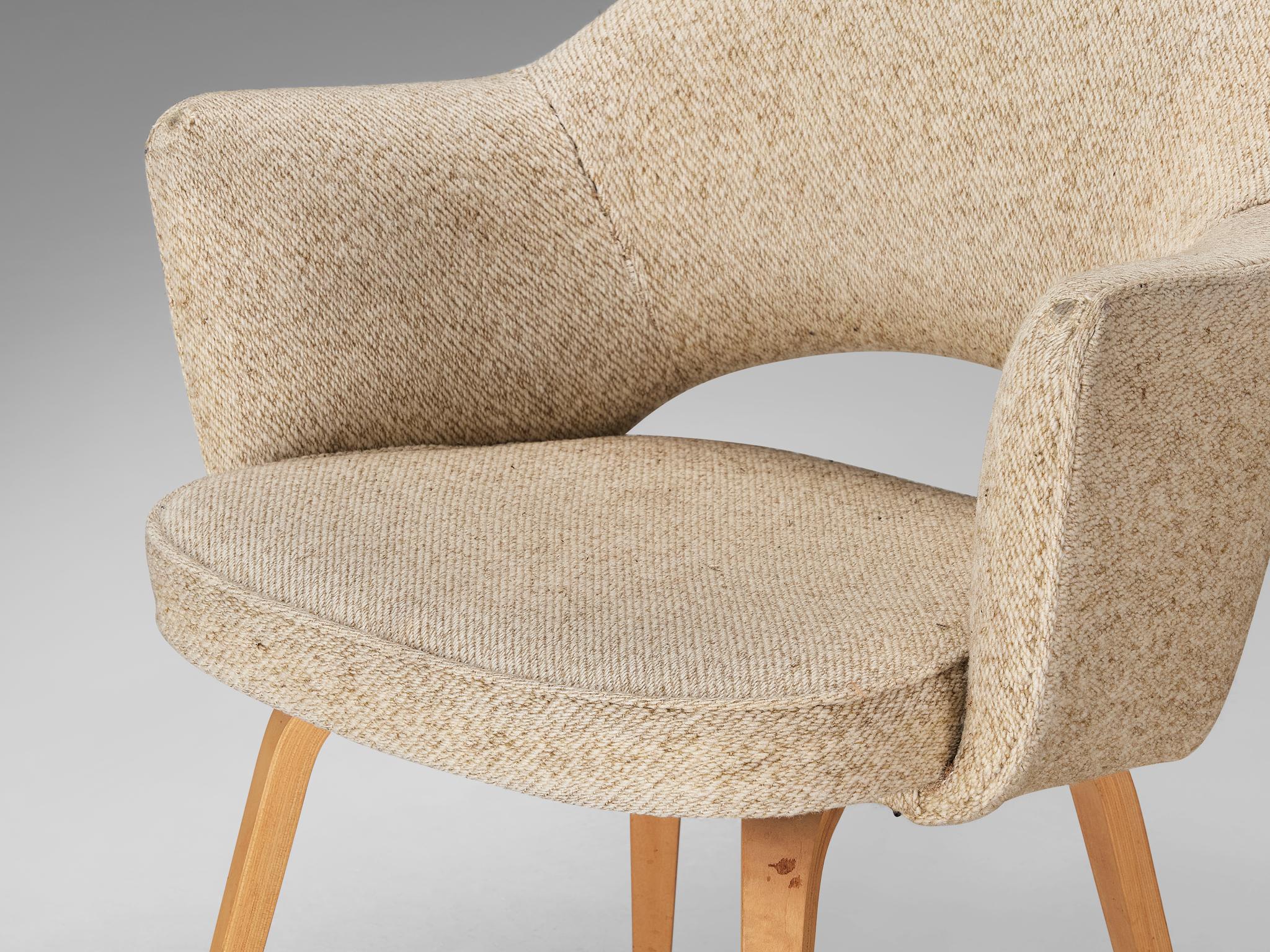 Eero Saarinen for Knoll 'Executive' Armchair in Beige Creme Fabric and Oak  For Sale 2