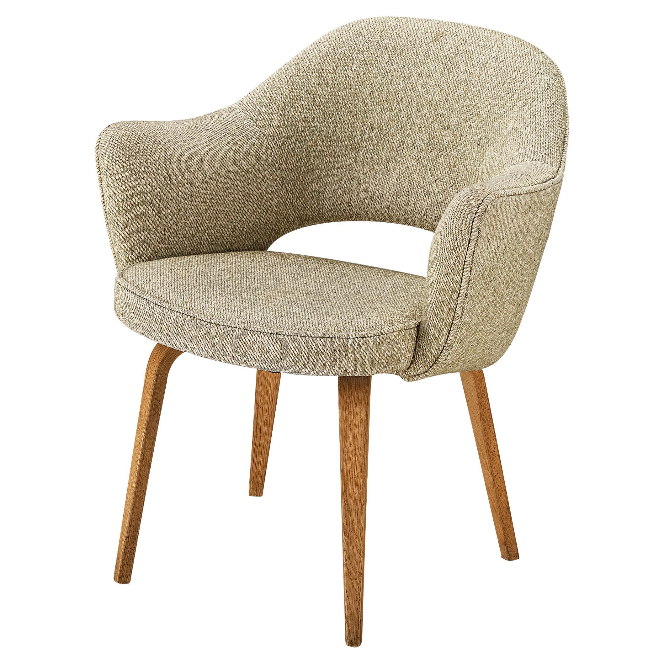 Eero Saarinen für Knoll: Sessel „Executive“ aus beigem cremefarbenem Kreme-Stoff und Eiche  im Angebot