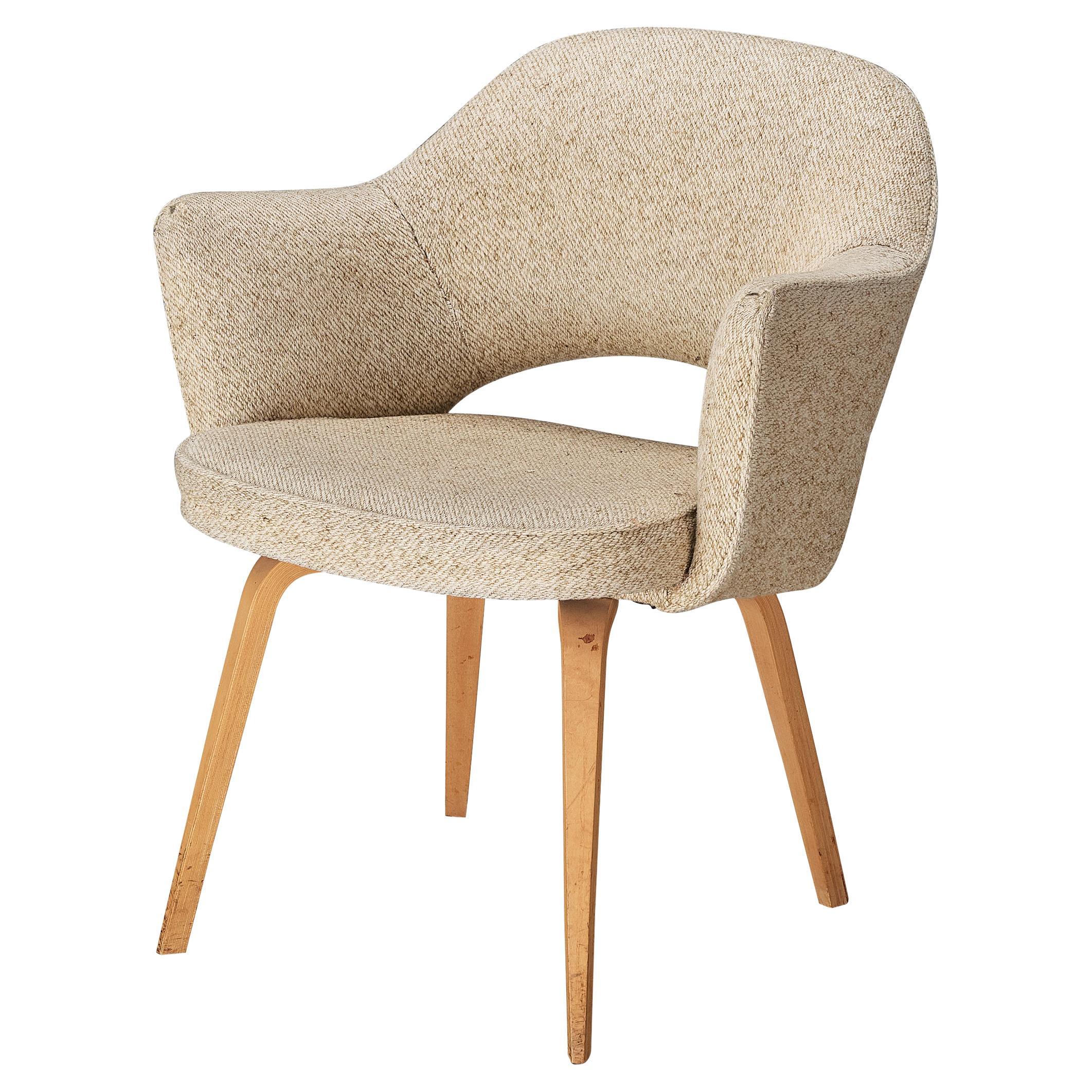 Eero Saarinen für Knoll: Sessel „Executive“ aus beigem cremefarbenem Kreme-Stoff und Eiche  im Angebot