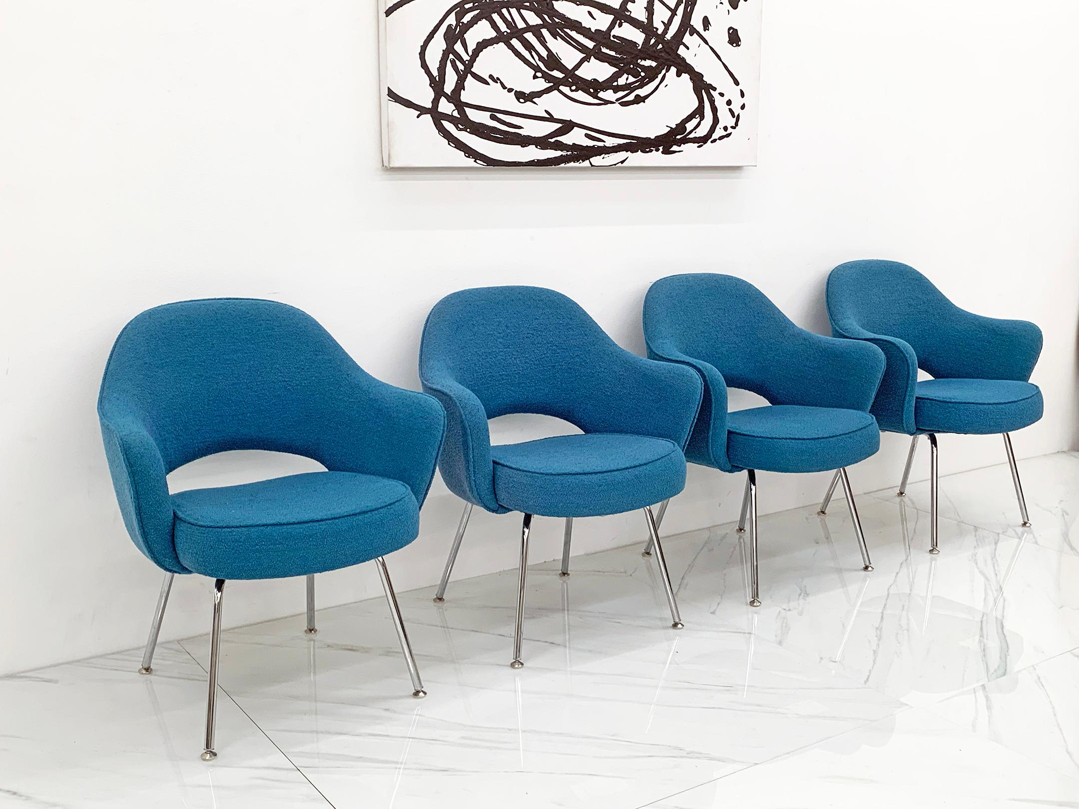 Eero Saarinen for Knoll Executive Armchairs in Blue Classic Boucle In Good Condition In Culver City, CA
