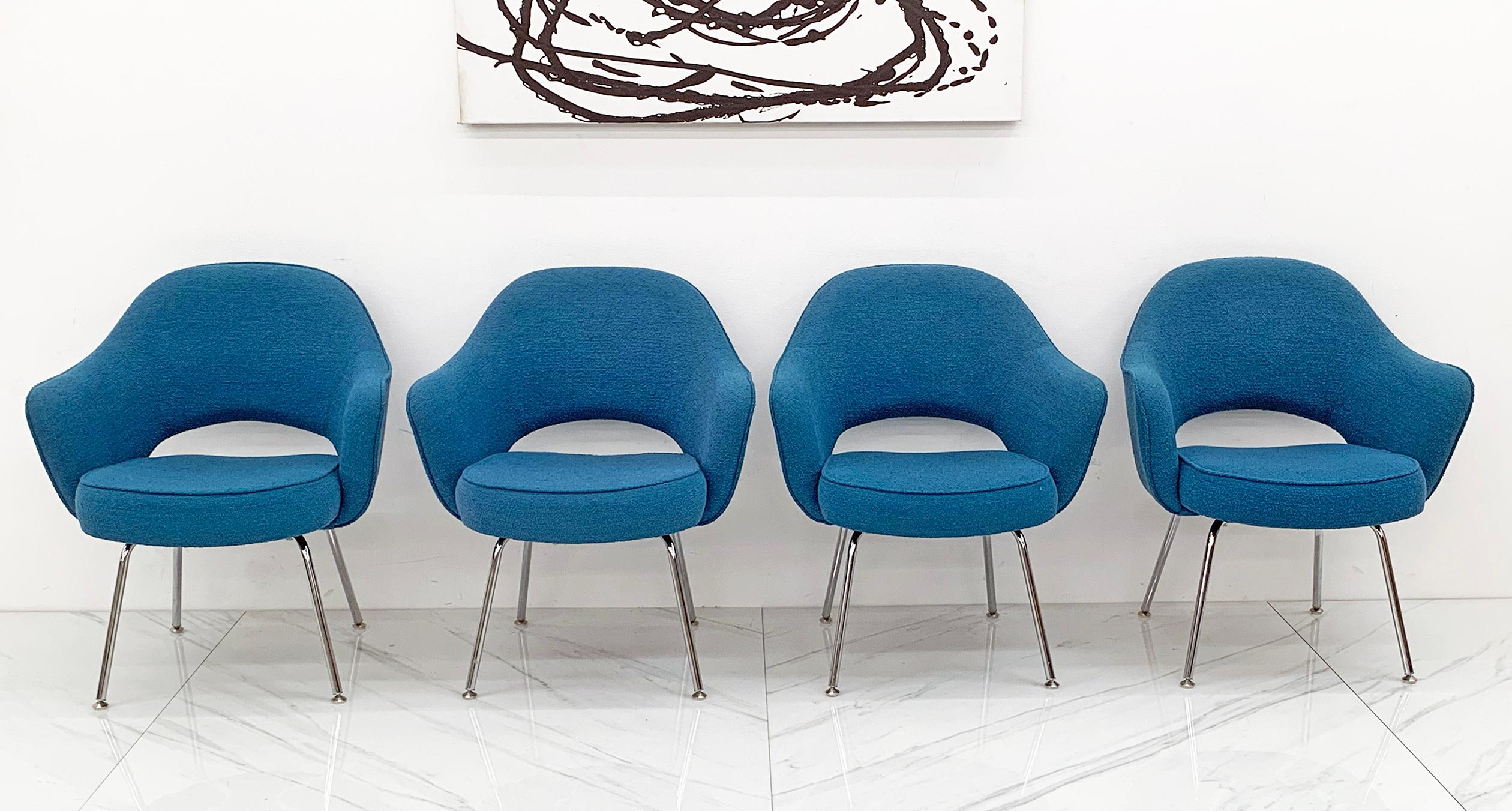Mid-Century Modern Eero Saarinen for Knoll Executive Armchairs in Blue Classic Boucle For Sale