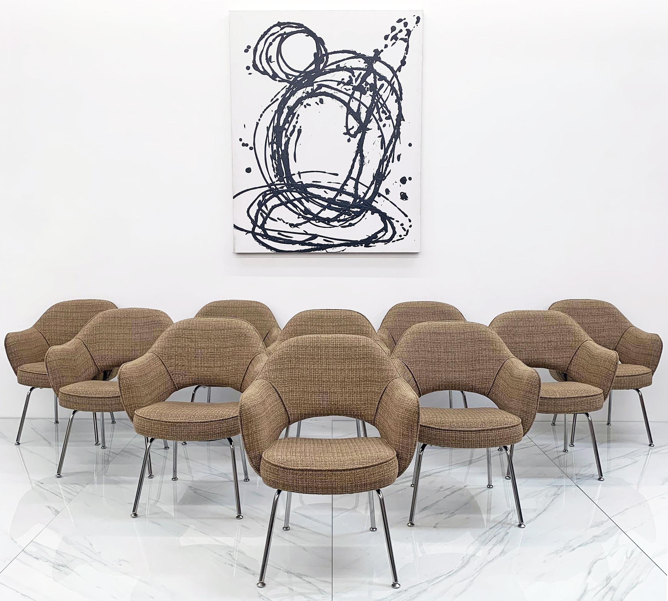 Der Chefsessel von Eero Saarinen, einer der beliebtesten Entwürfe von Knoll in den letzten 70 Jahren, ist so zeitlos und schick wie nur möglich. Dieser aktuelle Satz von 10 Stück, den wir zur Verfügung haben, ist mit einem maßgeschneiderten