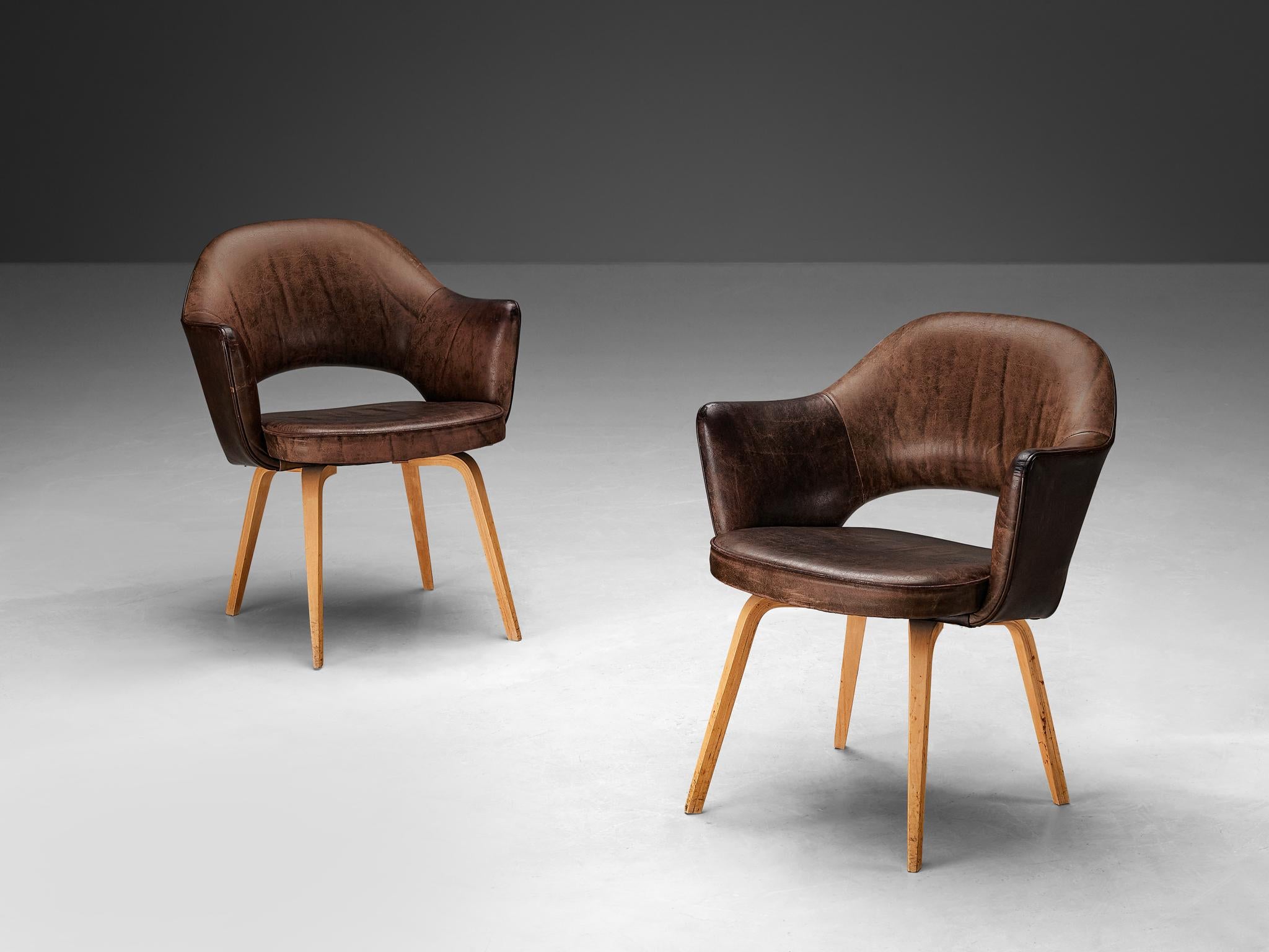 Eero Saarinen pour Knoll International, chaise de salle à manger, modèle 71, chêne, cuir patiné, États-Unis, conception 1948, production ultérieure

Paire de chaises de forme organique conçues par Eero Saarinen. Une forme fluide et sculpturale. Ce