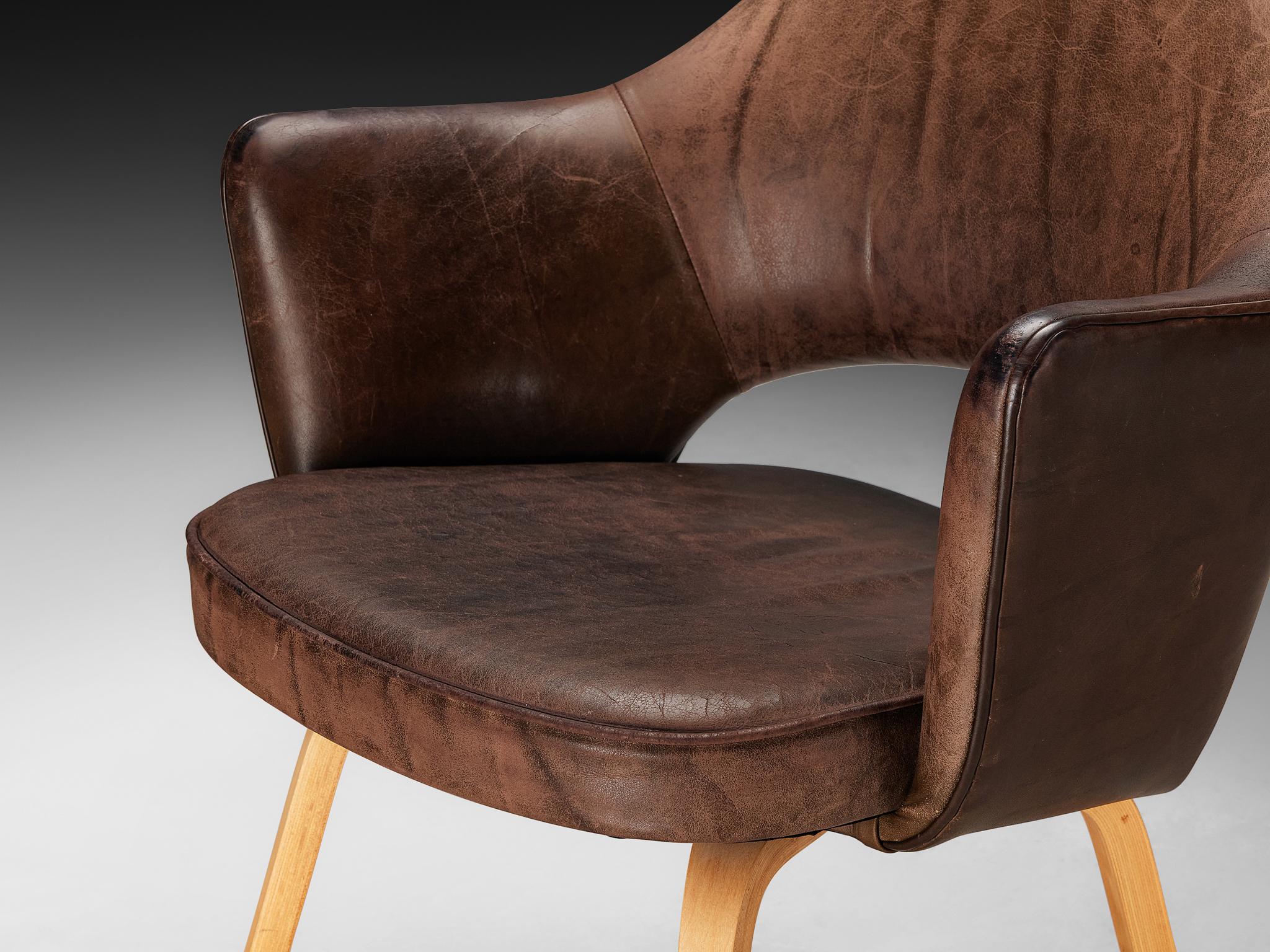 Mid-Century Modern Fauteuils «Executive » d'Eero Saarinen pour Knoll en cuir et chêne en vente