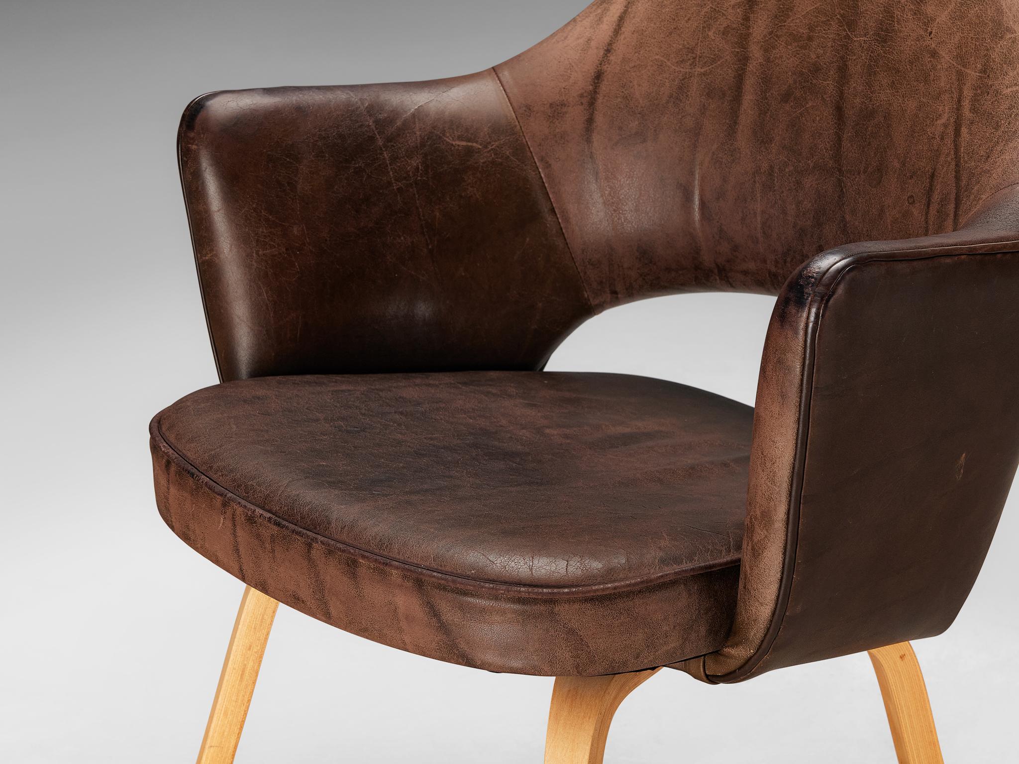 American Eero Saarinen for Knoll 'Executive' Armchairs in Leather and Oak  For Sale