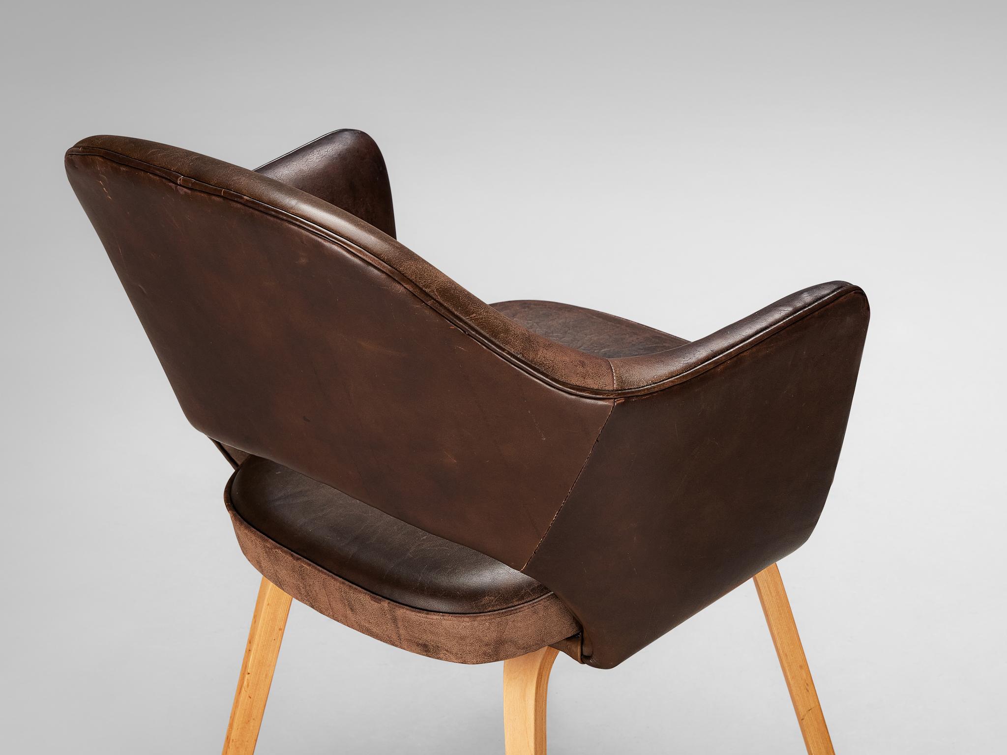 Mid-20th Century Eero Saarinen for Knoll 'Executive' Armchairs in Leather and Oak  For Sale