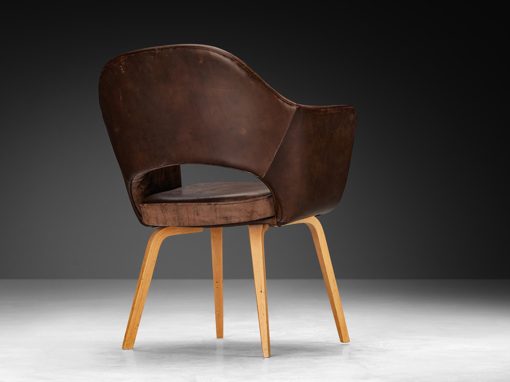 Milieu du XXe siècle Fauteuils «Executive » d'Eero Saarinen pour Knoll en cuir et chêne en vente