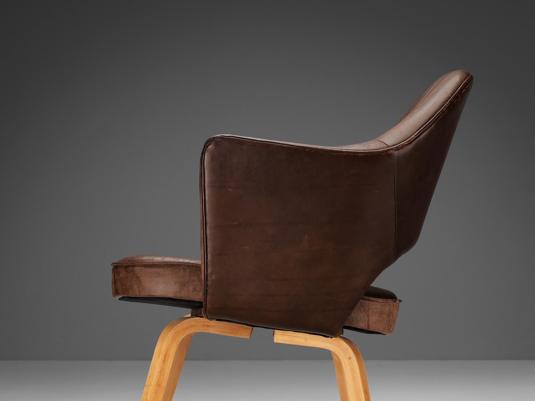 Eero Saarinen for Knoll 'Executive' Armchairs in Leather and Oak  For Sale 2