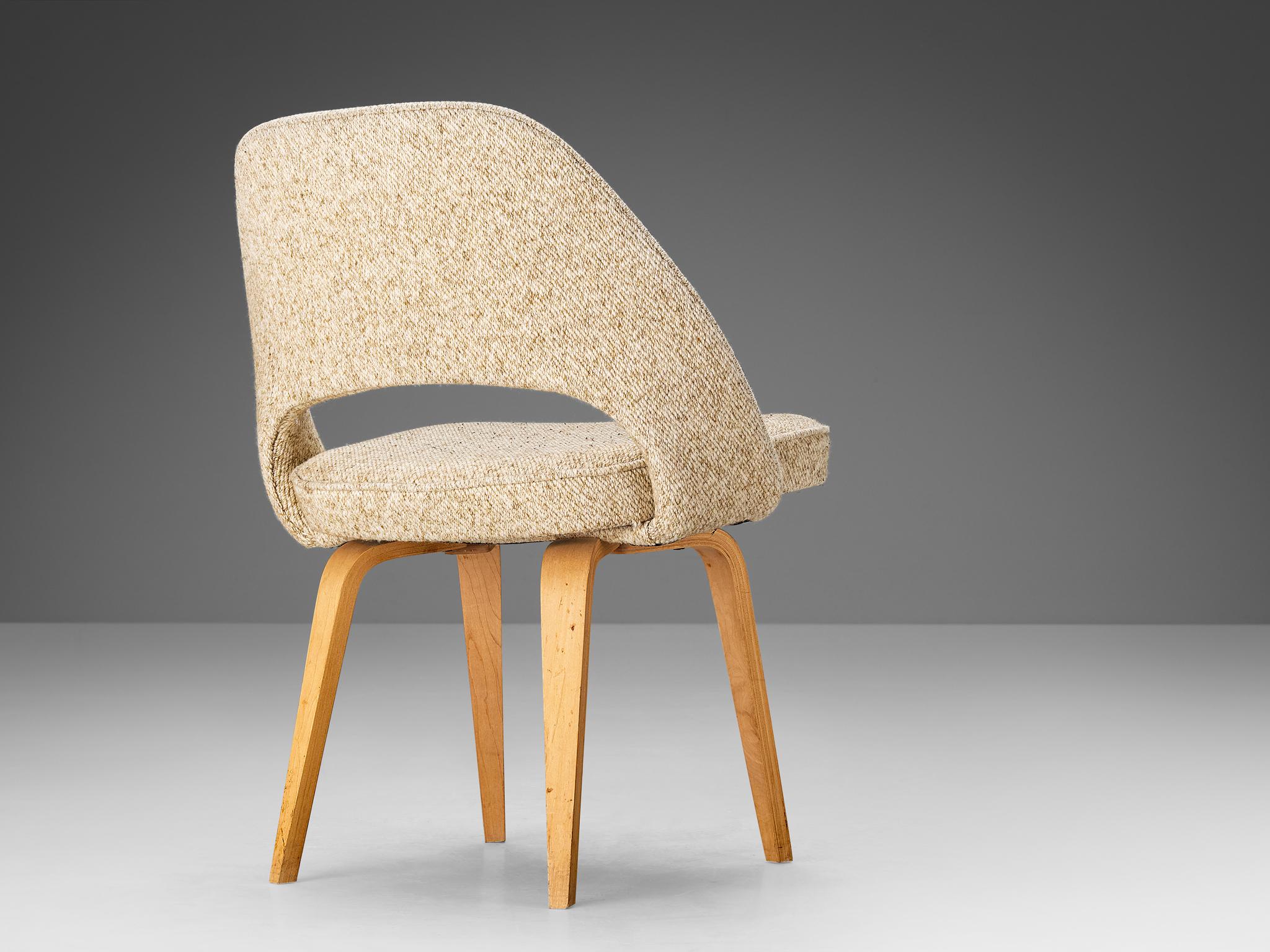 Eero Saarinen für Knoll: Stuhl „Executive“ aus beigem cremefarbenem Kreme-Stoff und Eiche  (Moderne der Mitte des Jahrhunderts) im Angebot