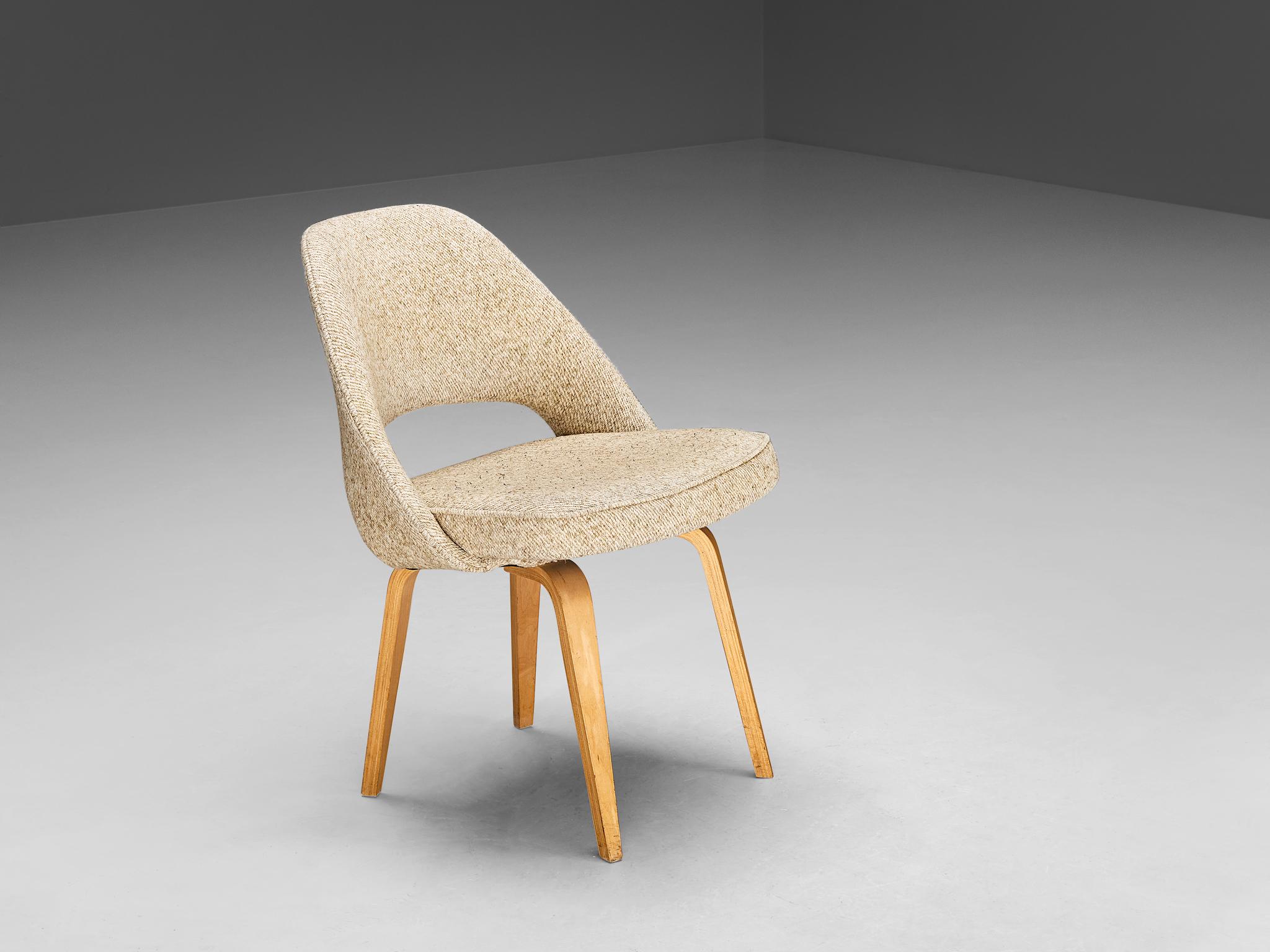Eero Saarinen für Knoll: Stuhl „Executive“ aus beigem cremefarbenem Kreme-Stoff und Eiche  (amerikanisch) im Angebot