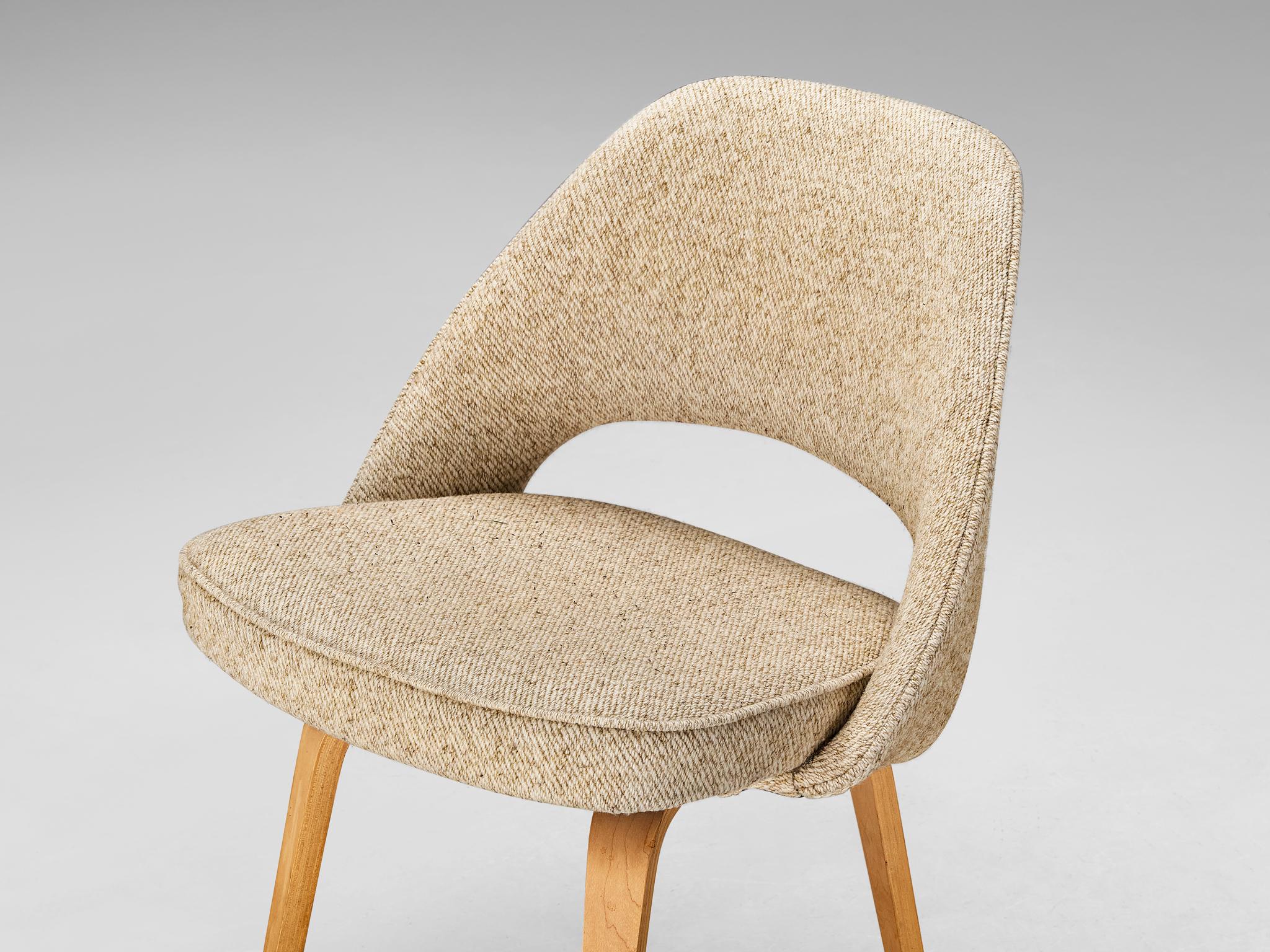 Eero Saarinen für Knoll: Stuhl „Executive“ aus beigem cremefarbenem Kreme-Stoff und Eiche  (Mitte des 20. Jahrhunderts) im Angebot