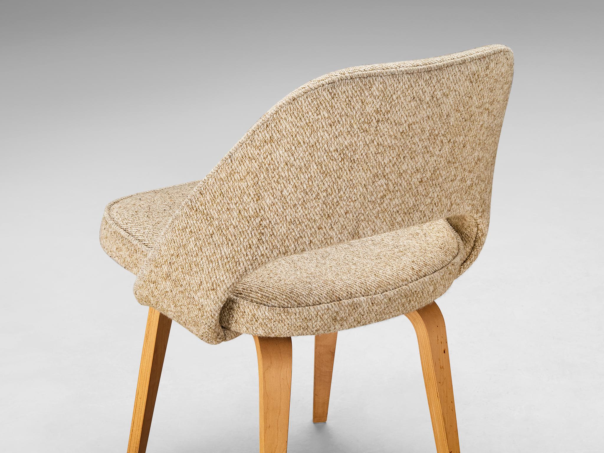 Eero Saarinen für Knoll: Stuhl „Executive“ aus beigem cremefarbenem Kreme-Stoff und Eiche  im Angebot 1