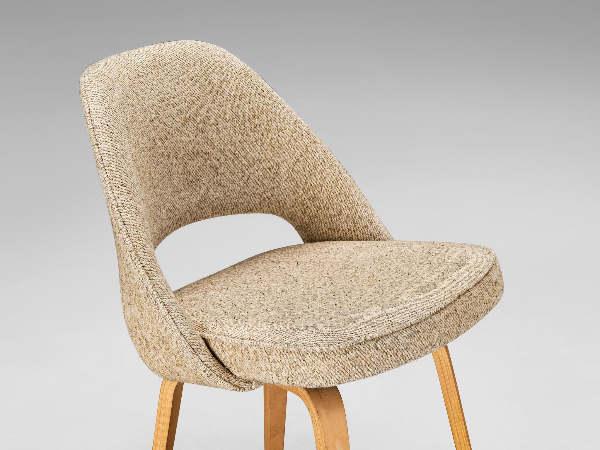 Eero Saarinen für Knoll: Stuhl „Executive“ aus beigem cremefarbenem Kreme-Stoff und Eiche  im Angebot 2