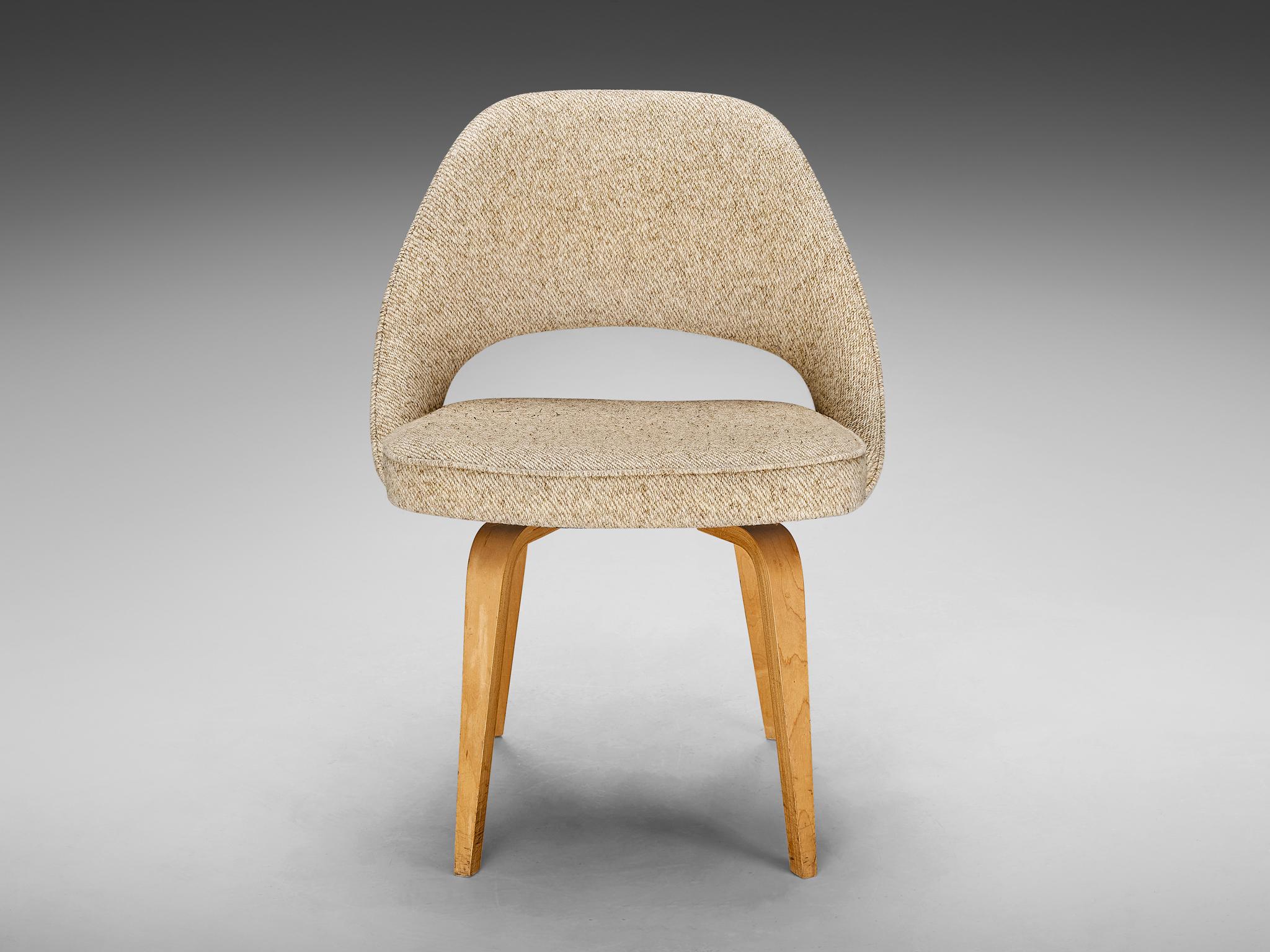 Eero Saarinen for Knoll 'Executive' Chair in Beige Creme Fabric and Oak  For Sale 3