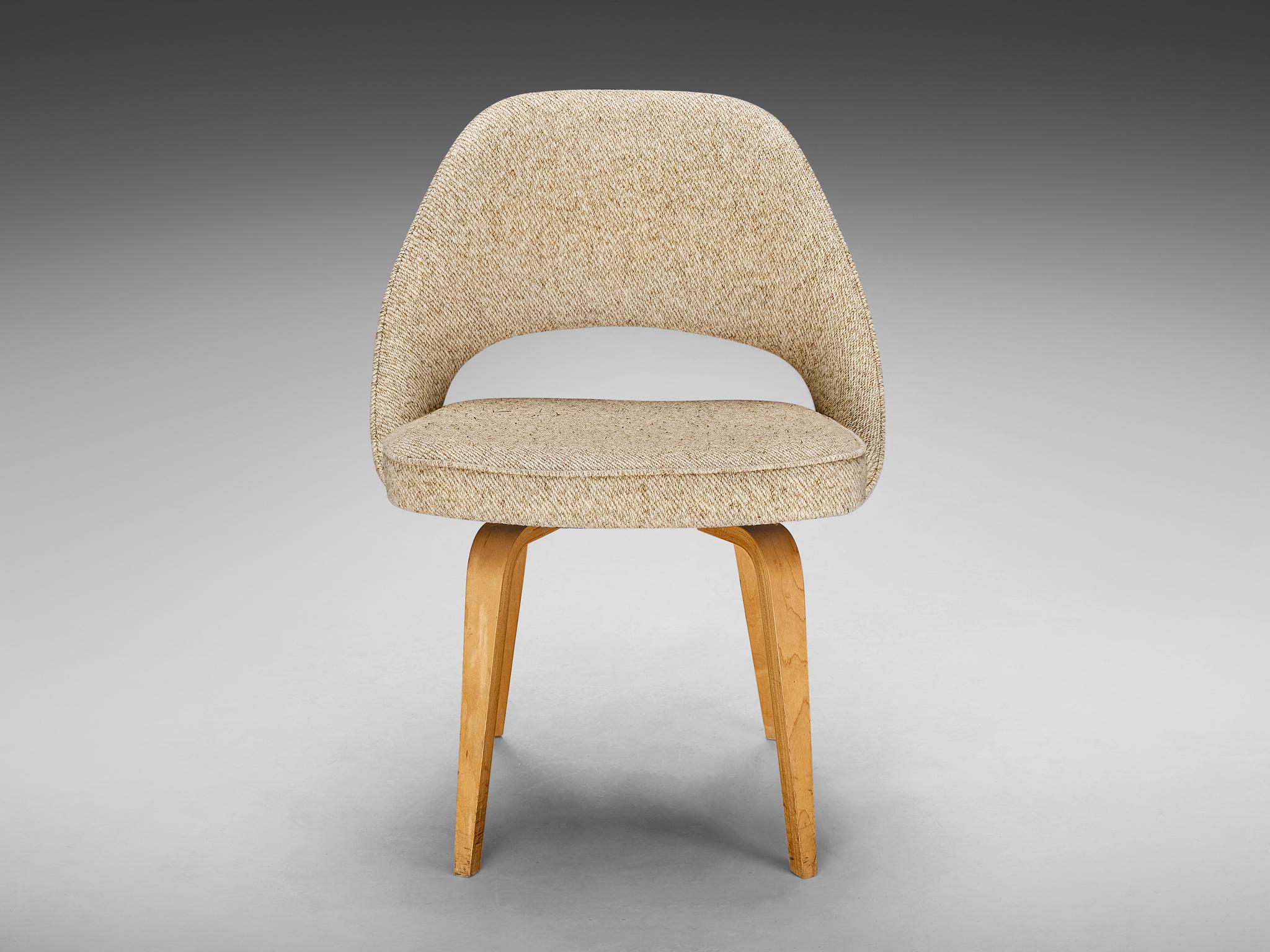 Eero Saarinen for Knoll 'Executive' Chair in Beige Creme Fabric and Oak For Sale 3