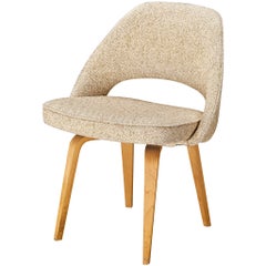 Eero Saarinen für Knoll: Stuhl „Executive“ aus beigem cremefarbenem Kreme-Stoff und Eiche