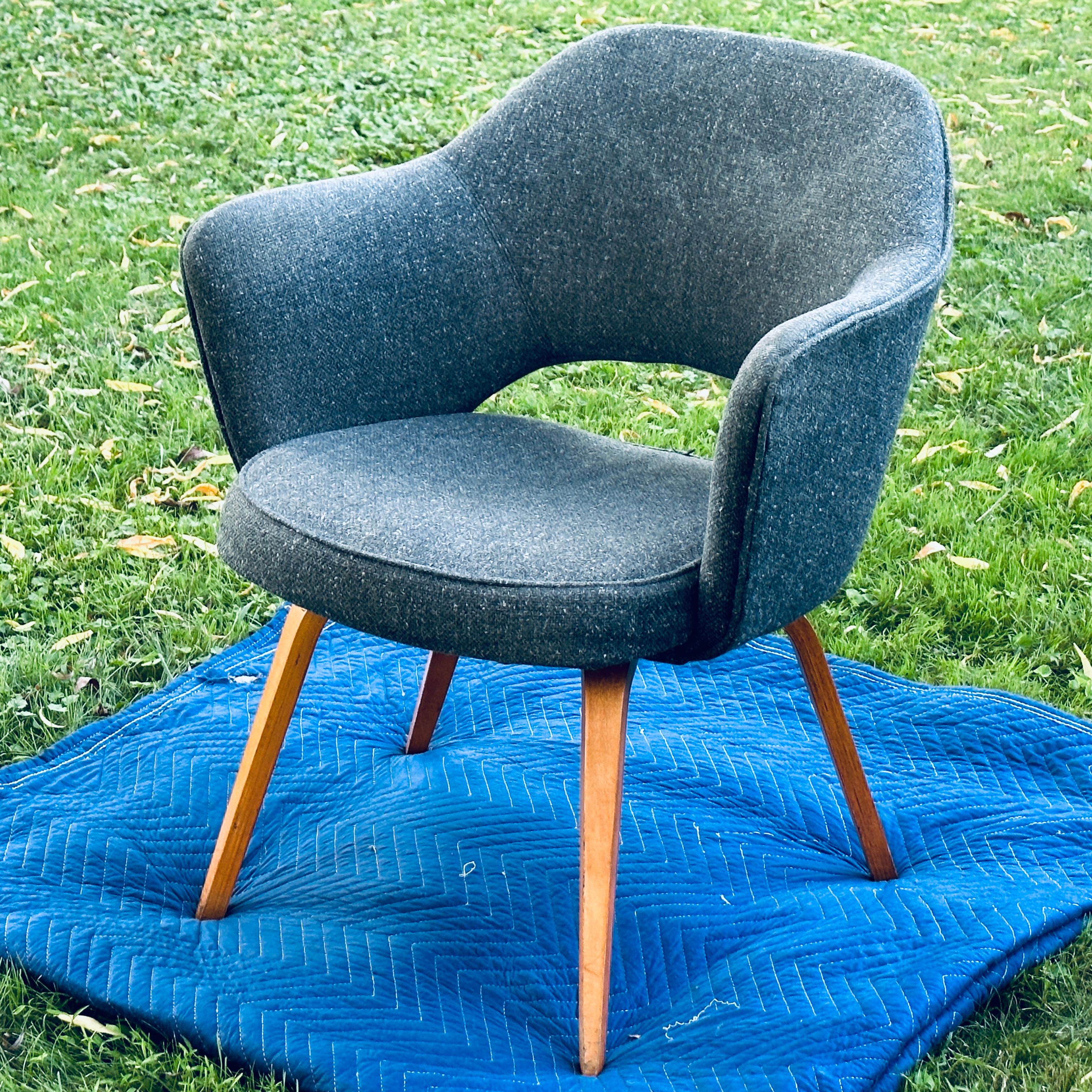 Mid-Century Modern Chaise de direction sur pieds en bois cintré Eero Saarinen pour Knoll en vente