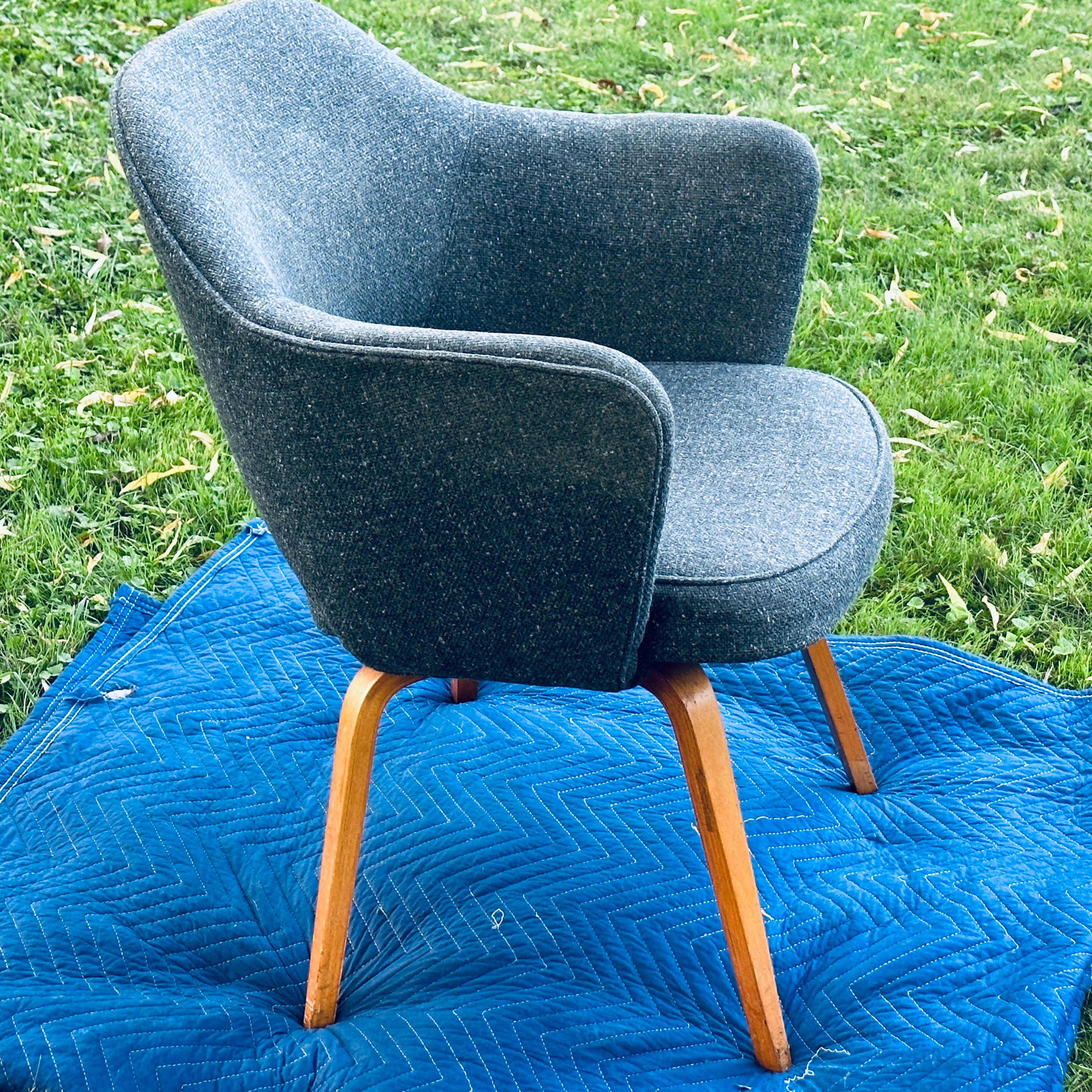 Chaise de direction sur pieds en bois cintré Eero Saarinen pour Knoll État moyen - En vente à West Chester, PA