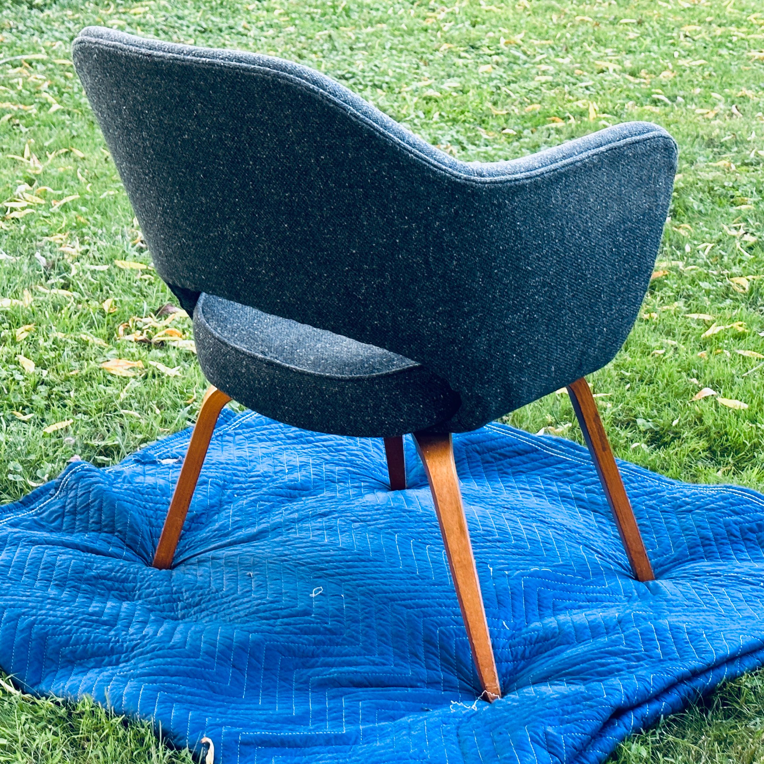 Tissu d'ameublement Chaise de direction sur pieds en bois cintré Eero Saarinen pour Knoll en vente