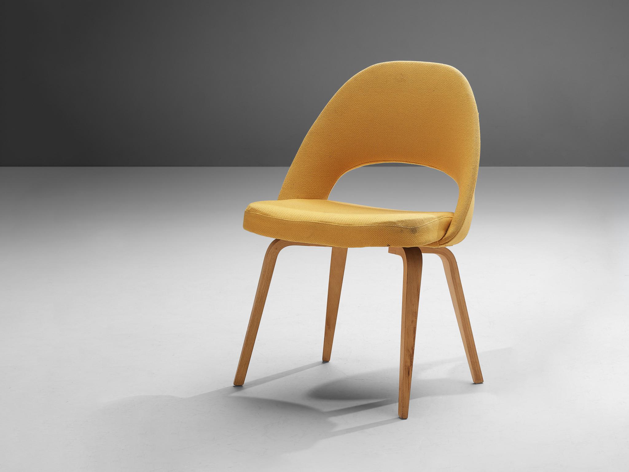 Américain Chaise de salle à manger «Executive » d'Eero Saarinen pour Knoll, tapissée de jaune ocre  en vente