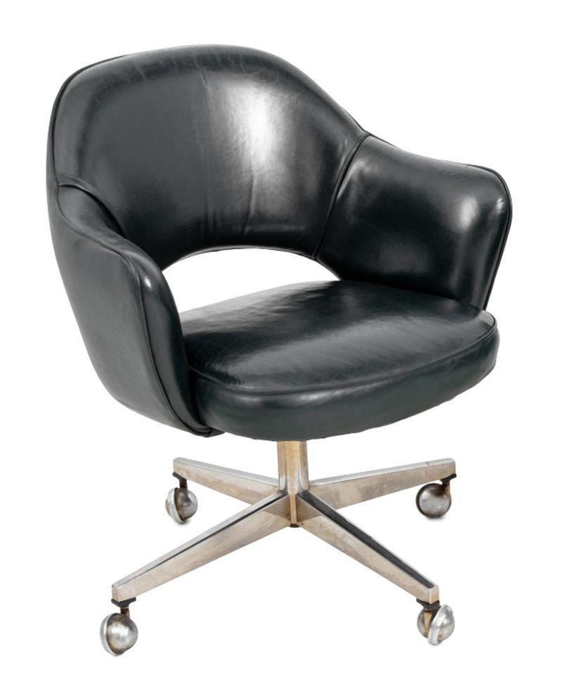 Poltrona da ufficio Eero Saarinen for Knoll, seduta e schienale rivestiti in pelle verde scuro, in cima a cinque rotelle. 31,5