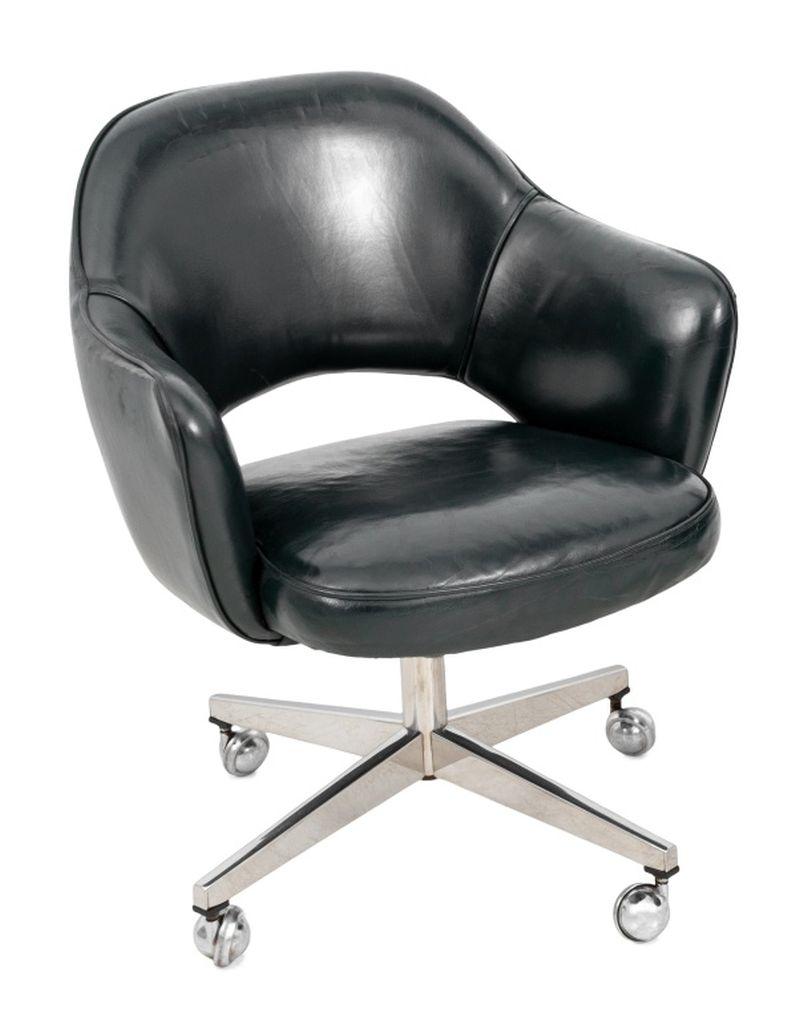 Poltrona da ufficio Eero Saarinen for Knoll, seduta e schienale rivestiti in pelle verde scuro, in cima a cinque rotelle. 31,5