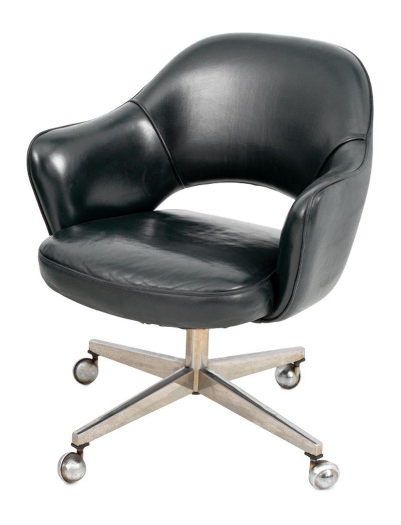 Poltrona da ufficio Eero Saarinen for Knoll, seduta e schienale rivestiti in pelle verde scuro, in cima a cinque rotelle. 31,5