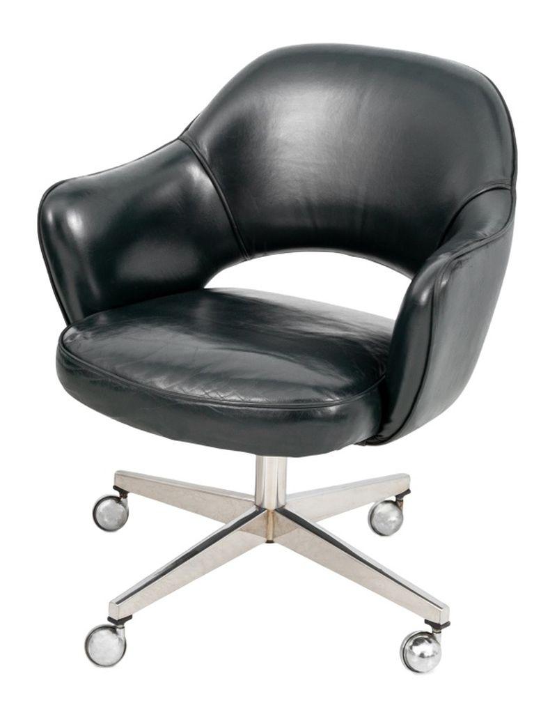 Poltrona da ufficio Eero Saarinen for Knoll, seduta e schienale rivestiti in pelle verde scuro, in cima a cinque rotelle. 31,5