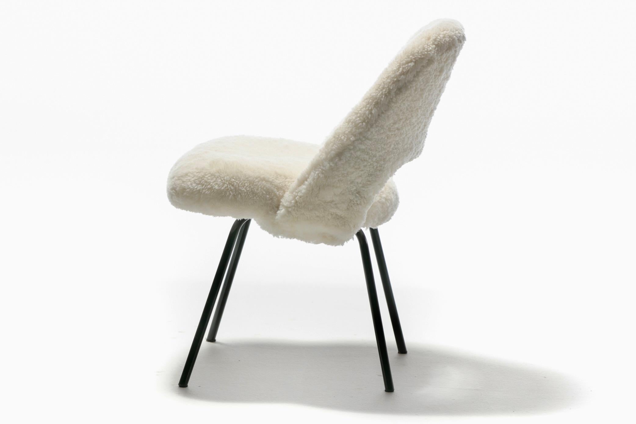 Eero Saarinen für Knoll Chefsessel aus elfenbeinfarbenem Shearling, weiß, um 1950 im Angebot 3