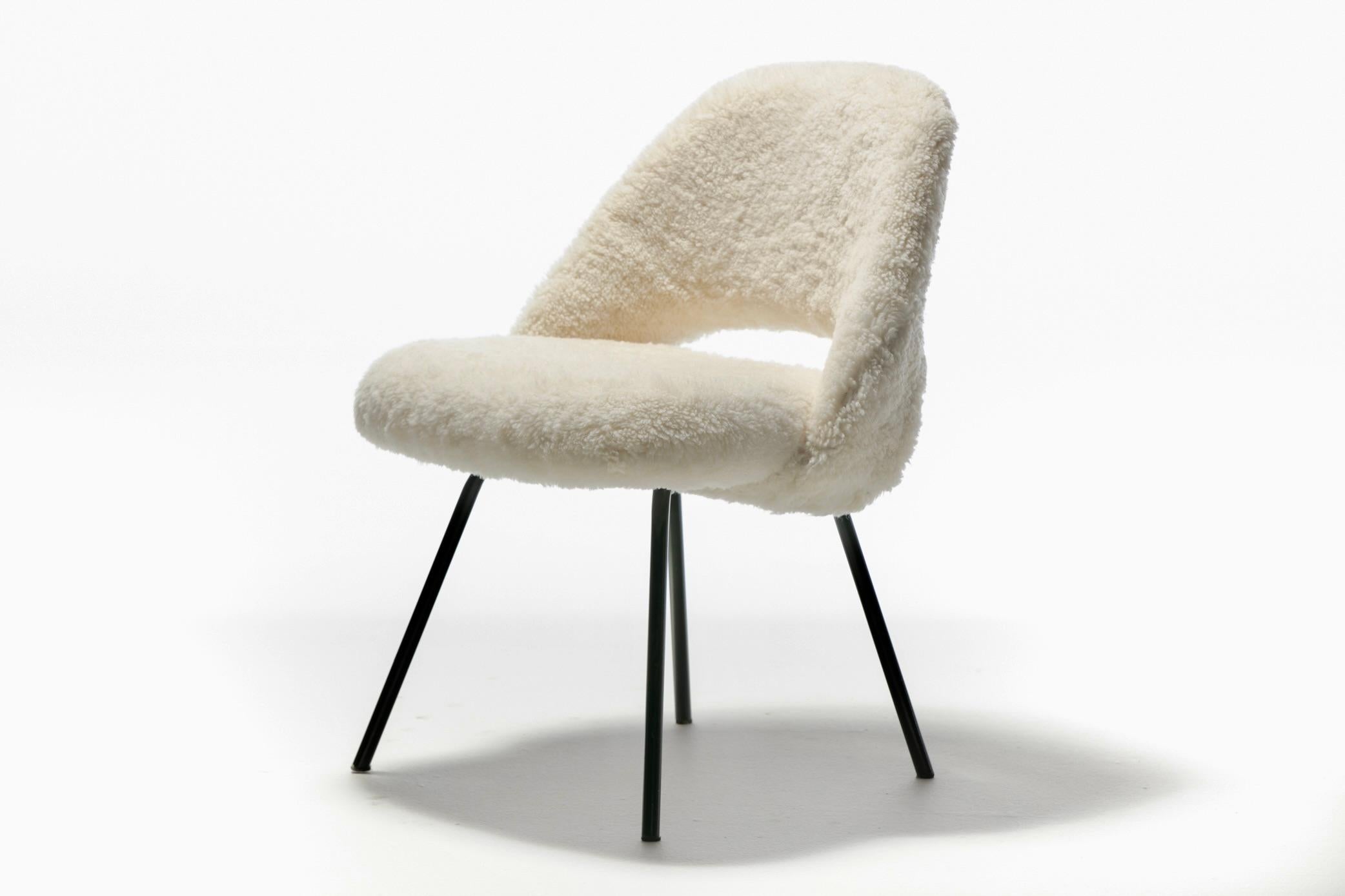 Eero Saarinen für Knoll Chefsessel aus elfenbeinfarbenem Shearling, weiß, um 1950 im Angebot 4