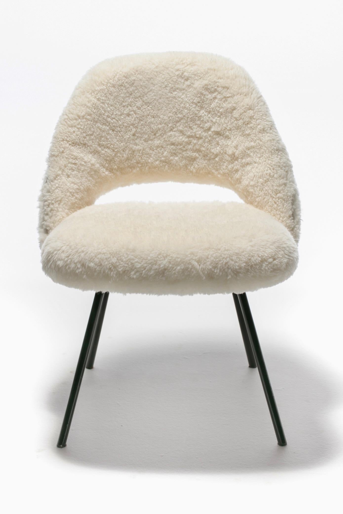 Eero Saarinen für Knoll Chefsessel aus elfenbeinfarbenem Shearling, weiß, um 1950 im Angebot 5