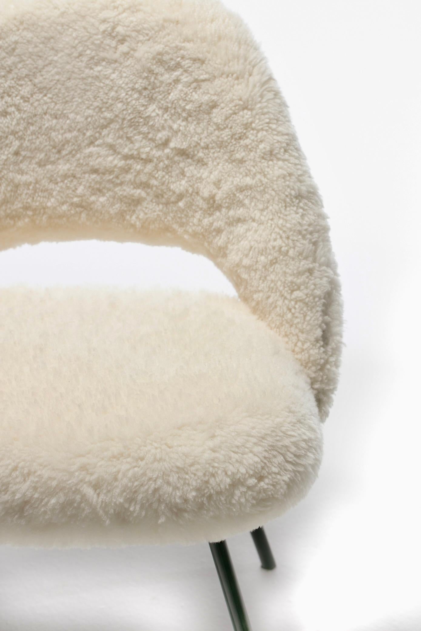 Eero Saarinen für Knoll Chefsessel aus elfenbeinfarbenem Shearling, weiß, um 1950 im Angebot 6