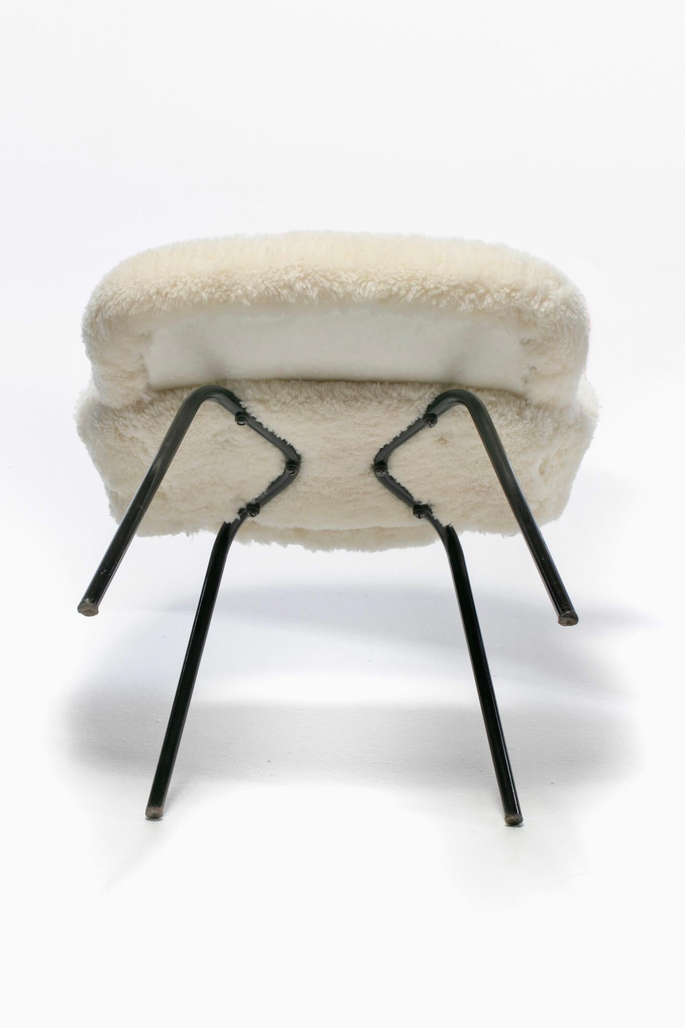 Eero Saarinen für Knoll Chefsessel aus elfenbeinfarbenem Shearling, weiß, um 1950 im Angebot 9
