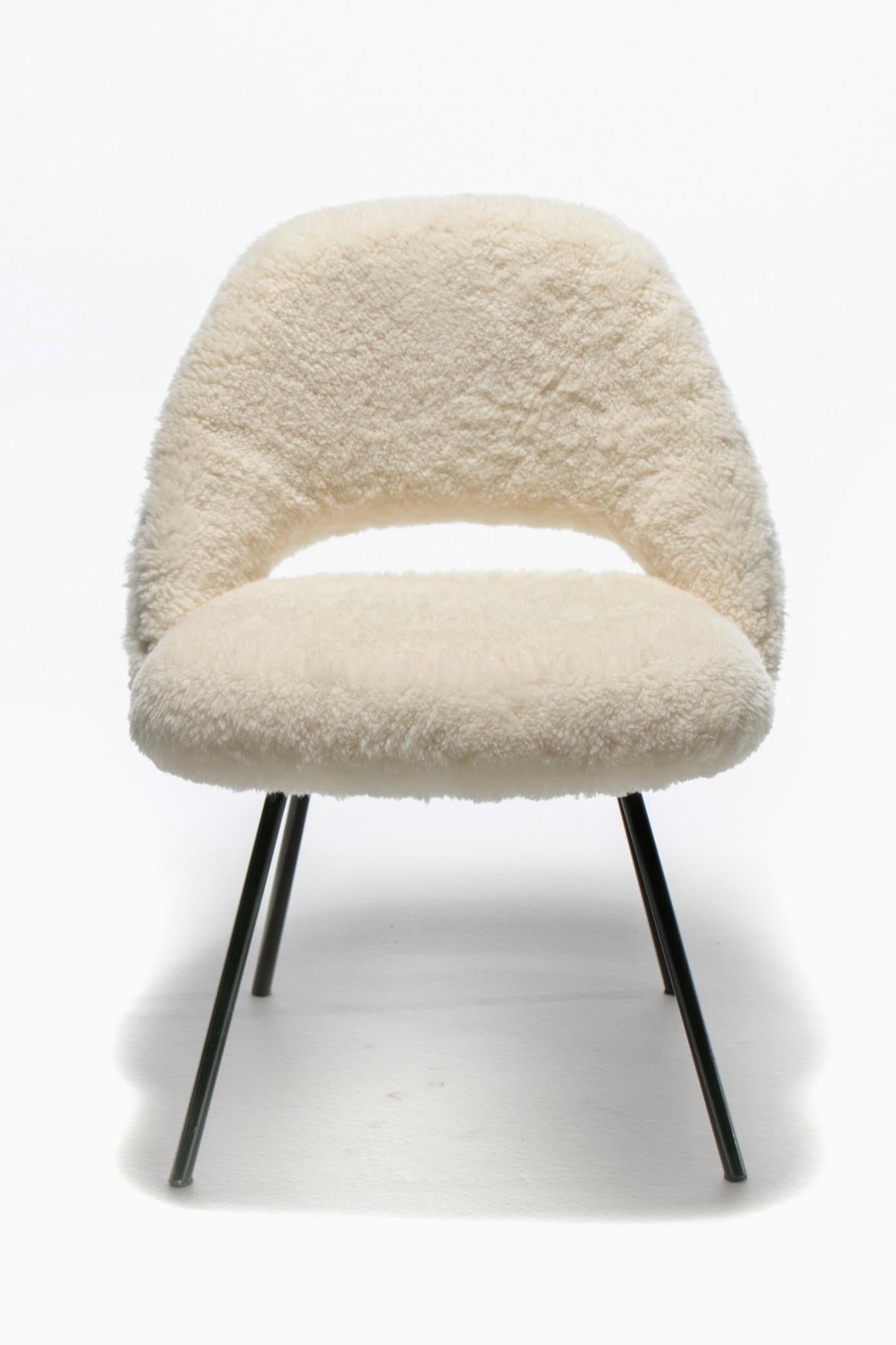 Eero Saarinen für Knoll Chefsessel aus elfenbeinfarbenem Shearling, weiß, um 1950 im Angebot 10