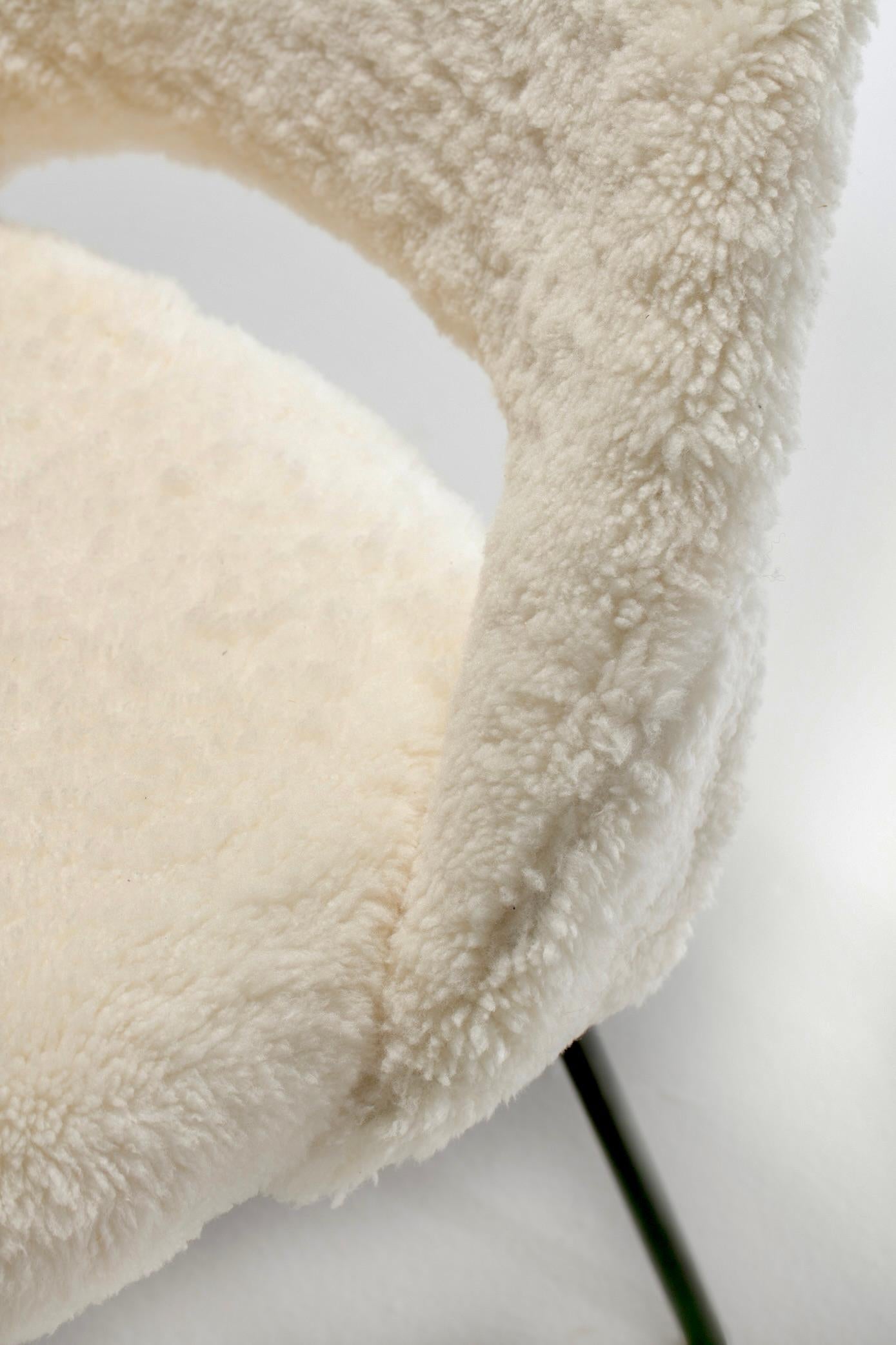 Eero Saarinen für Knoll Chefsessel aus elfenbeinfarbenem Shearling, weiß, um 1950 (Moderne der Mitte des Jahrhunderts) im Angebot