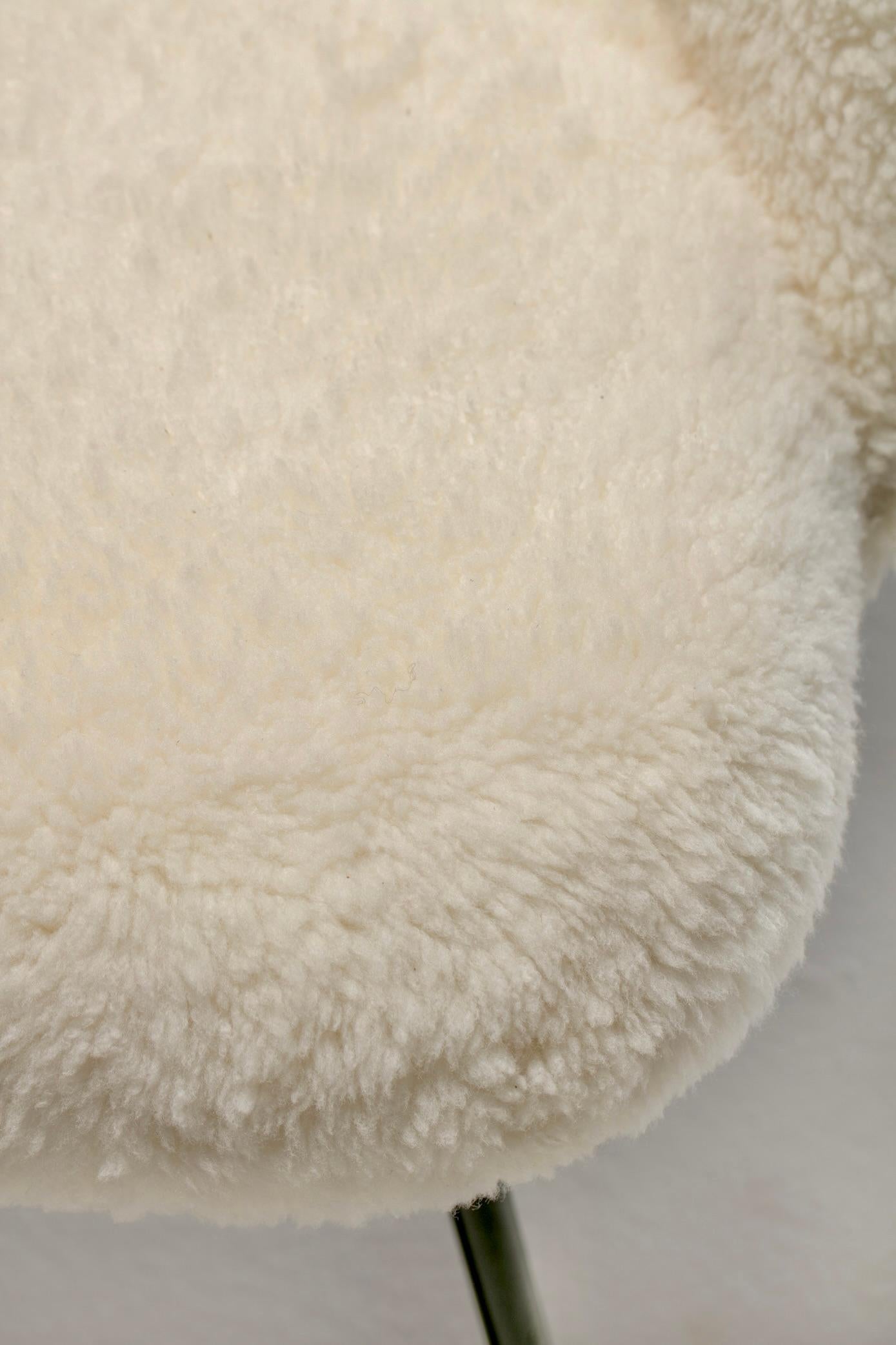 Eero Saarinen für Knoll Chefsessel aus elfenbeinfarbenem Shearling, weiß, um 1950 (amerikanisch) im Angebot