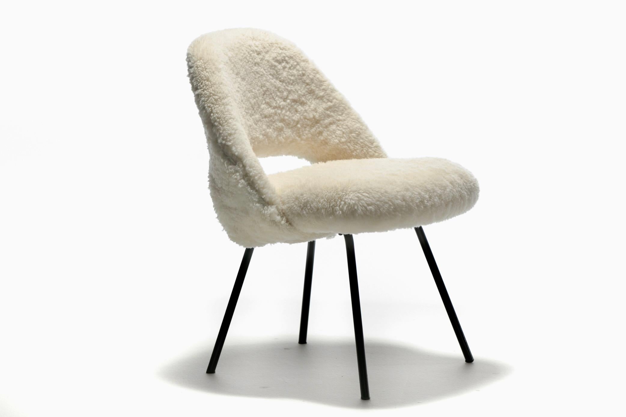Eero Saarinen für Knoll Chefsessel aus elfenbeinfarbenem Shearling, weiß, um 1950 im Zustand „Gut“ im Angebot in Saint Louis, MO