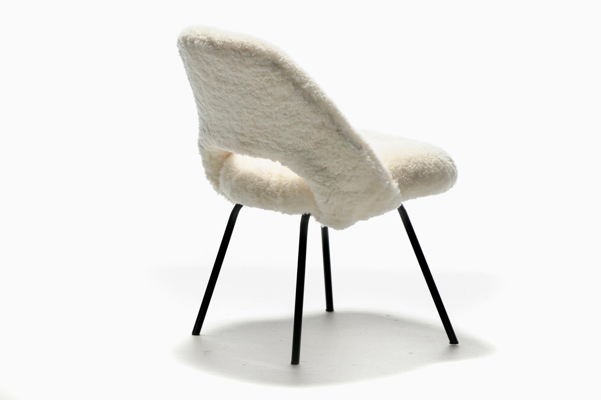 Eero Saarinen für Knoll Chefsessel aus elfenbeinfarbenem Shearling, weiß, um 1950 (Schaffell und Schafleder) im Angebot