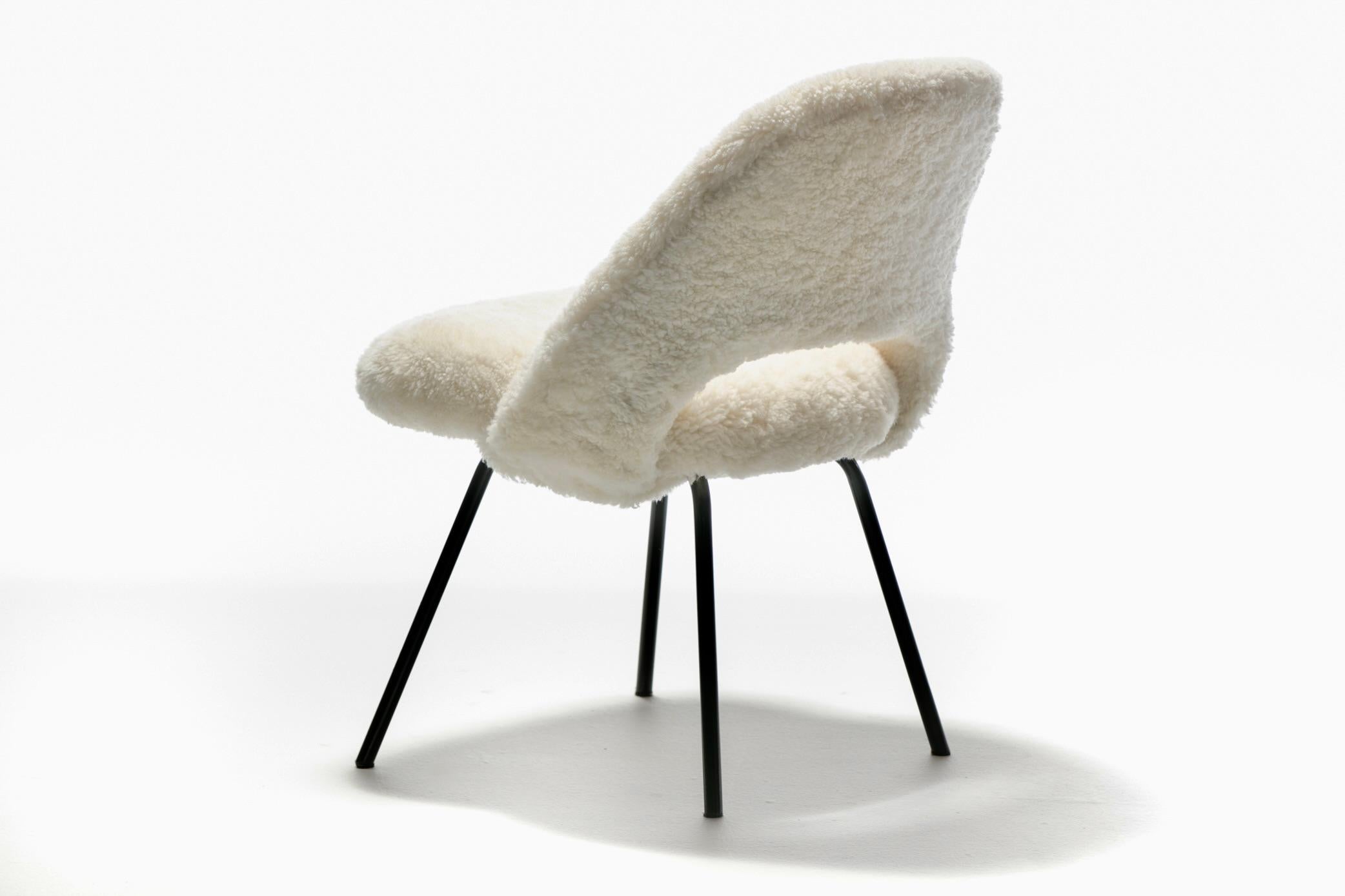 Eero Saarinen für Knoll Chefsessel aus elfenbeinfarbenem Shearling, weiß, um 1950 im Angebot 2