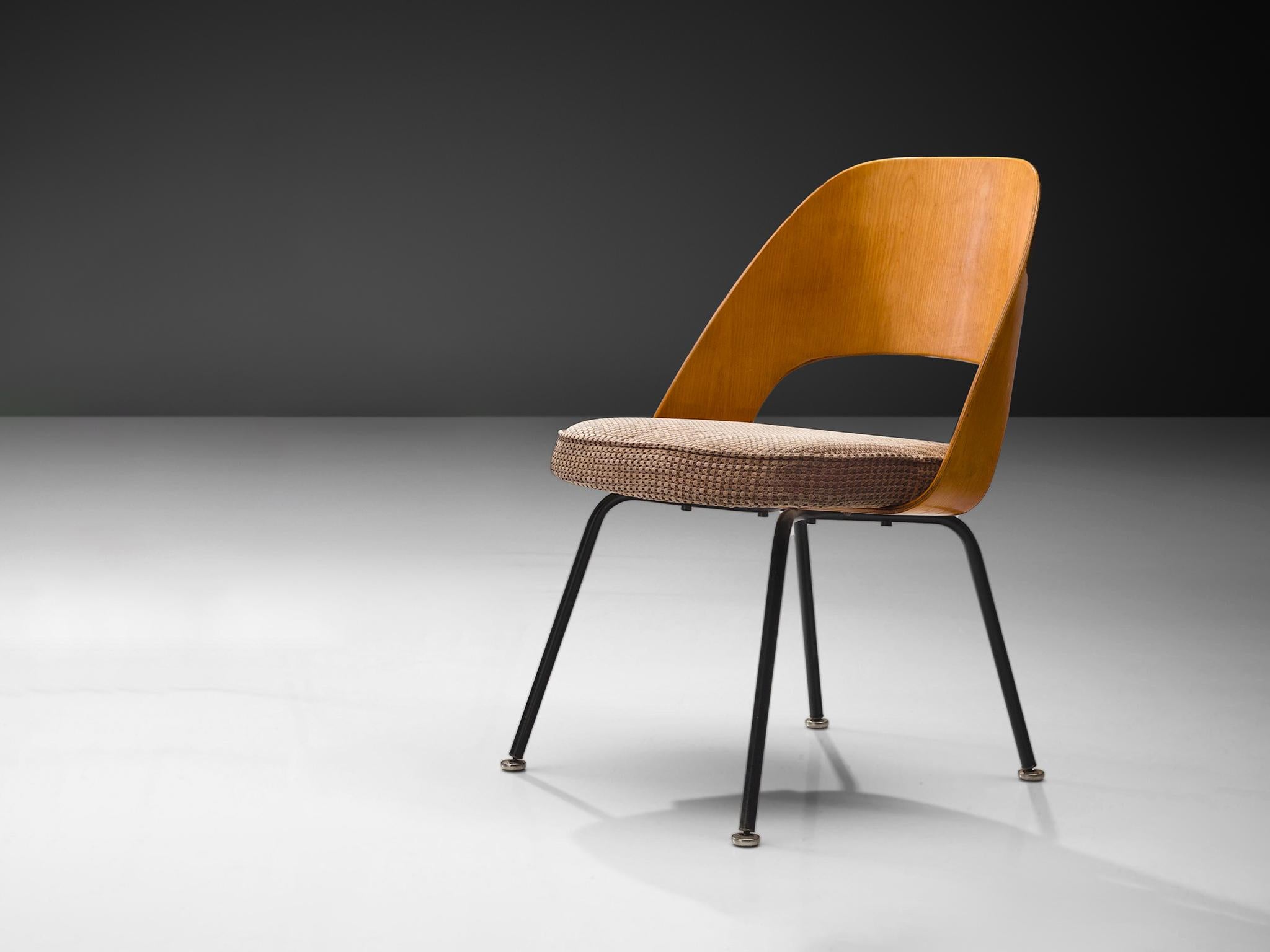 Eero Saarinen pour Knoll International, chaise de salle à manger, fer revêtu, contreplaqué, velours, États-Unis / Belgique, design 1948, production années 1960

Chaise de forme organique conçue par Eero Saarinen. Ce modèle emblématique est doté d'un