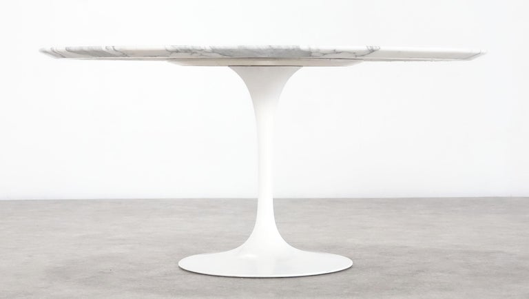 Eero Saarinen for Knoll International Early Tulip Marble Oval Coffee Table 1960 For Sale 3