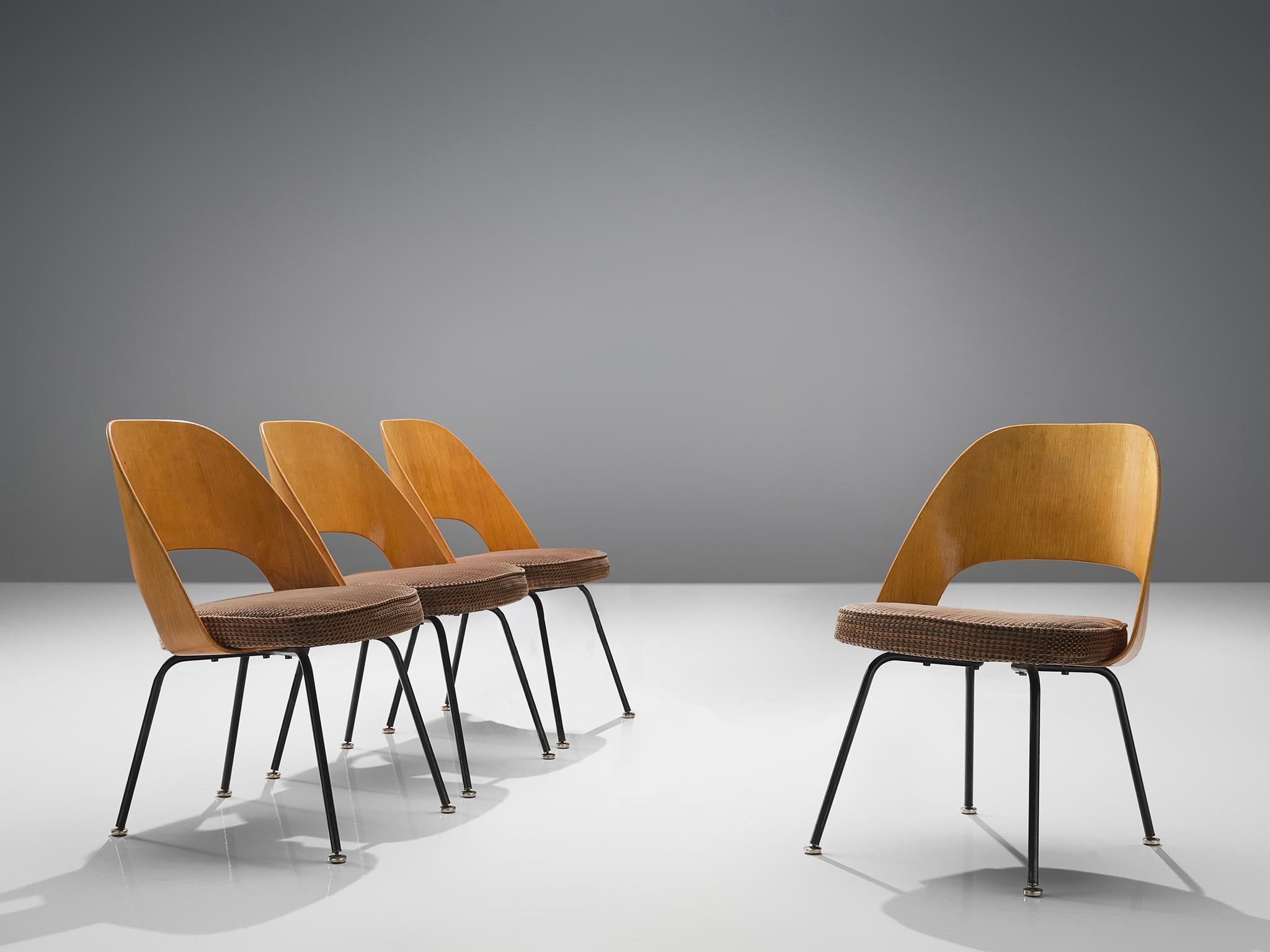 Eero Saarinen for Knoll International, set of four dining chairs, coated iron, plywood, velvet, United States / Belgium, design 1948, production 1960s

Four organic shaped chairs designed by Eero Saarinen. This iconic model features a plywood back