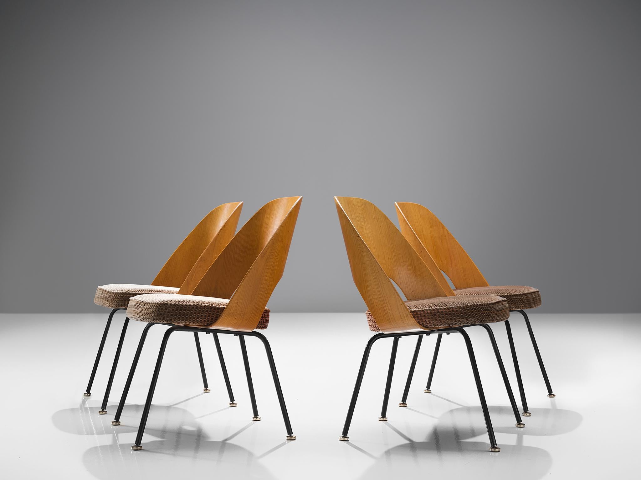 Eero Saarinen für Knoll International, Satz von vier Esszimmerstühlen aus Sperrholz  (amerikanisch) im Angebot