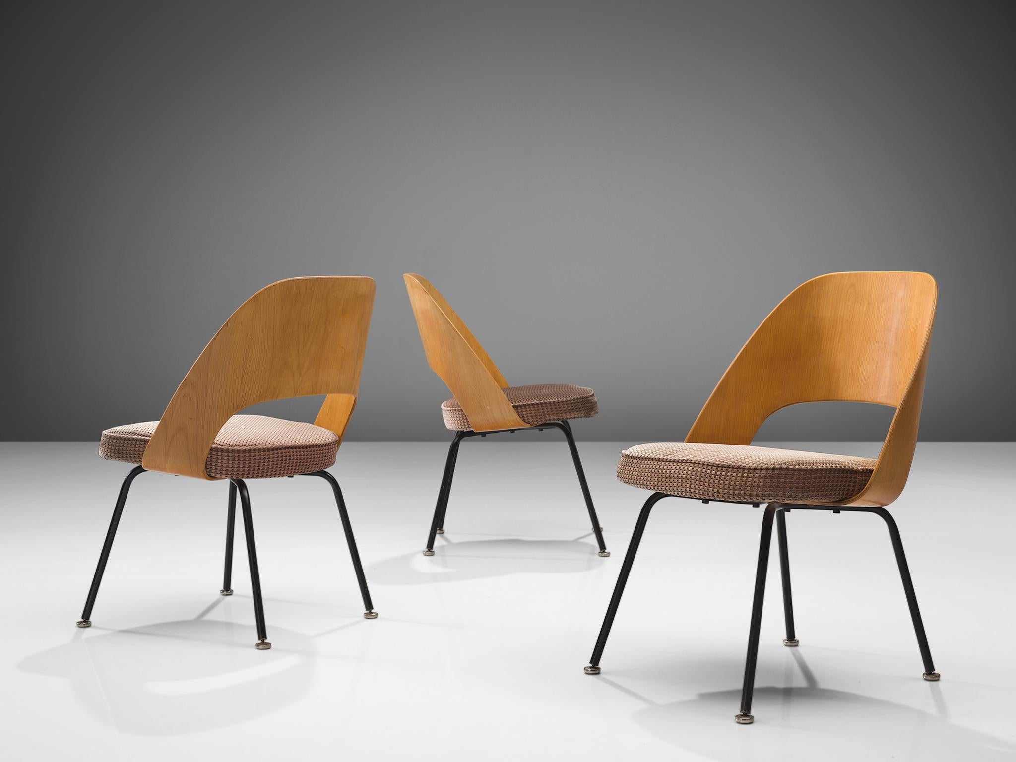 Milieu du XXe siècle Ensemble international de quatre chaises de salle à manger en contreplaqué Eero Saarinen pour Knoll  en vente